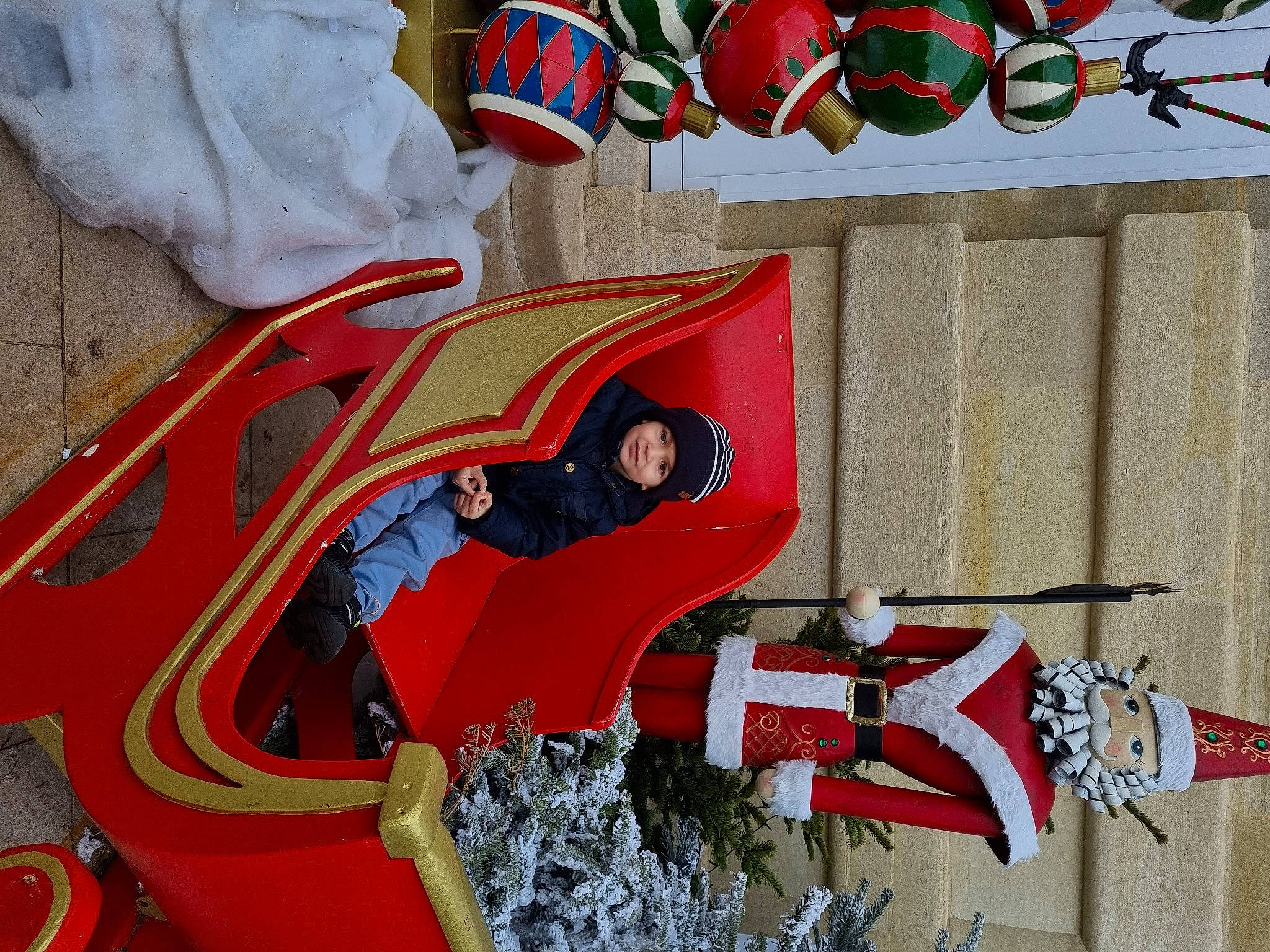 Enzo participe au concours pour gagner de l'argent avec cette photo : art, automotive_exterior, bumper, carmine, event, fictional_character, flag, headwear, person, red, symbol, tree, visual_arts, white