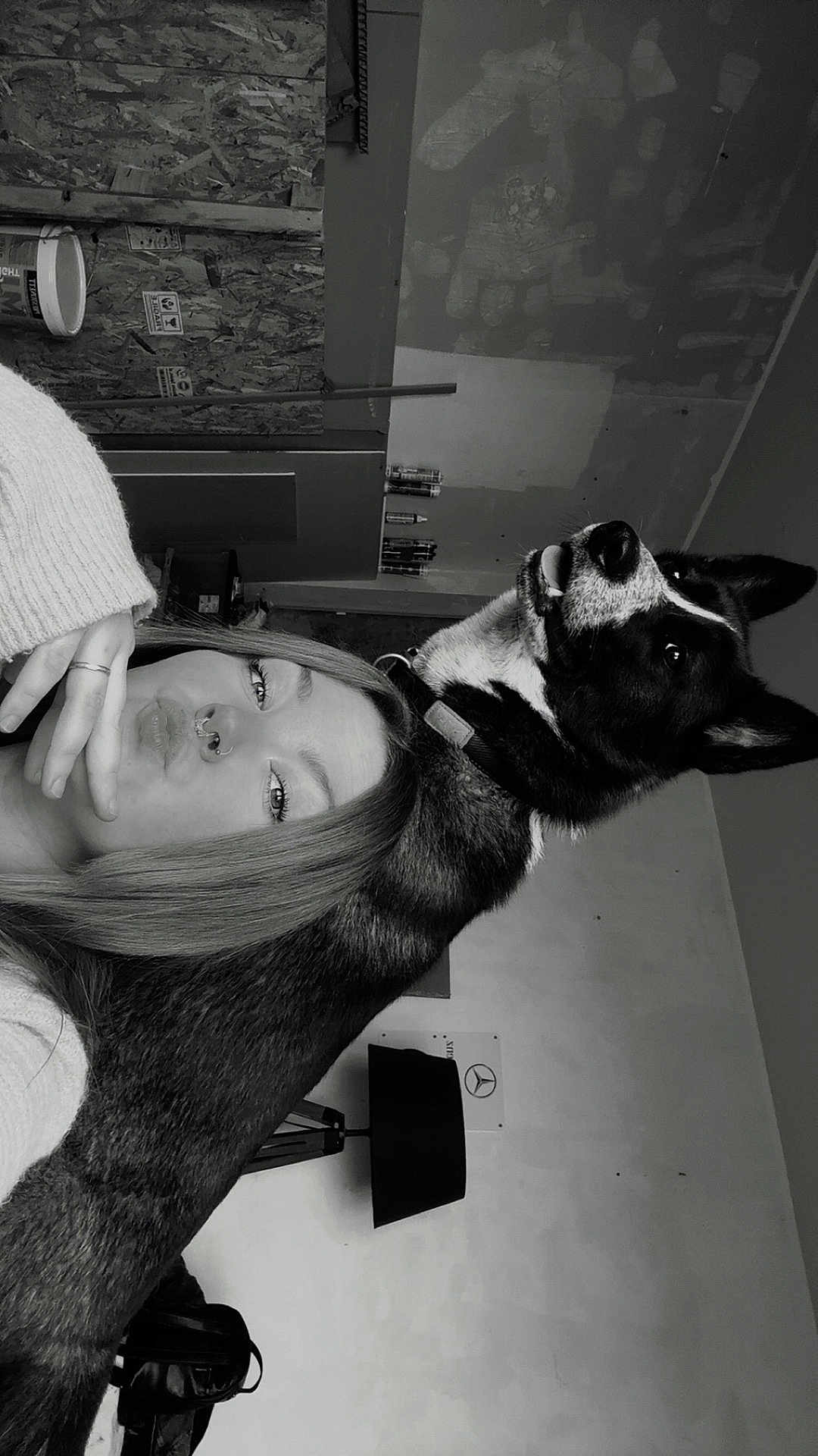 Shere Khan a rejoint le concours — aidez-le/la à gagner de superbes lots ! woman, dog, black_and_white, indoor, portrait, pet, casual, lamp, bag, nose_ring, long_hair, collar, wall, sign, hand, expression, furniture, room, face, animal