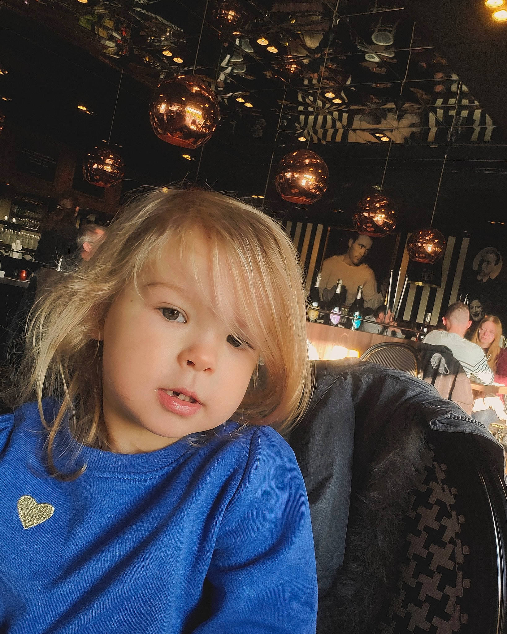 Enora participe au concours pour gagner de l'argent avec cette photo : beauty, brown_hair, cheek, child, christmas, christmas_decoration, drinkware, electric_blue, event, flash_photography, fun, hairstyle, happy, holiday, iris, ornament, person, stemware, tableware, toddler