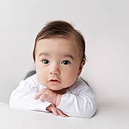 Lucas a rejoint le concours — aidez-le/la à gagner de superbes lots ! baby, infant, face, hands, white_clothing, curious, portrait, soft_texture, minimalist, indoor, child, cute, toddler, expression, young, looking, resting, skin, head, hair