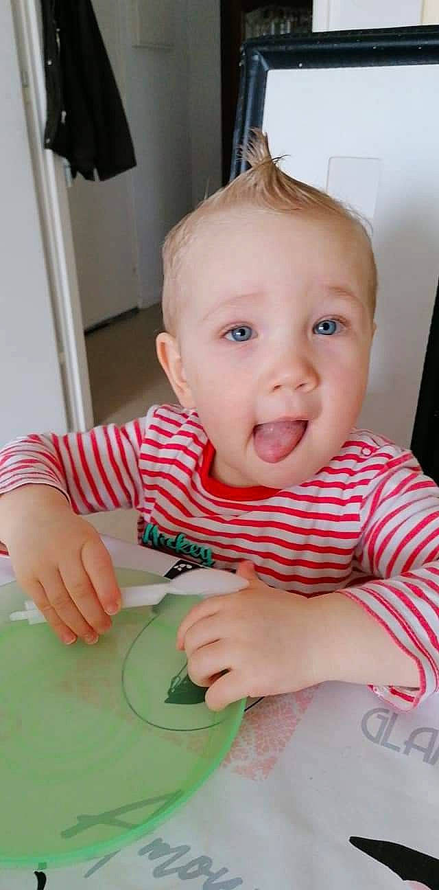 Wyatt participe au concours pour gagner de l'argent avec cette photo : baby, baby_toddler_clothing, cheek, child, face, facial_expression, finger, head, lip, nose, person, play, sitting, skin, smile, toddler, tummy_time