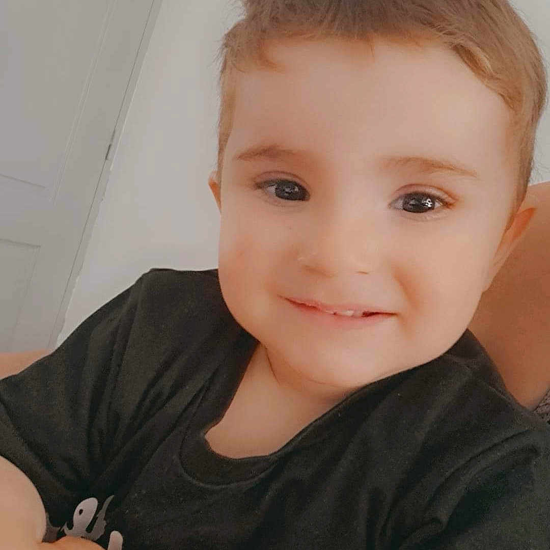 Kaylan a rejoint le concours — aidez-le/la à gagner de superbes lots ! accessories, blonde, bodypart, boy, child, clothing, face, finger, hair, hand, happy, head, male, mouth, person, photography, portrait, smile, t_shirt, teeth