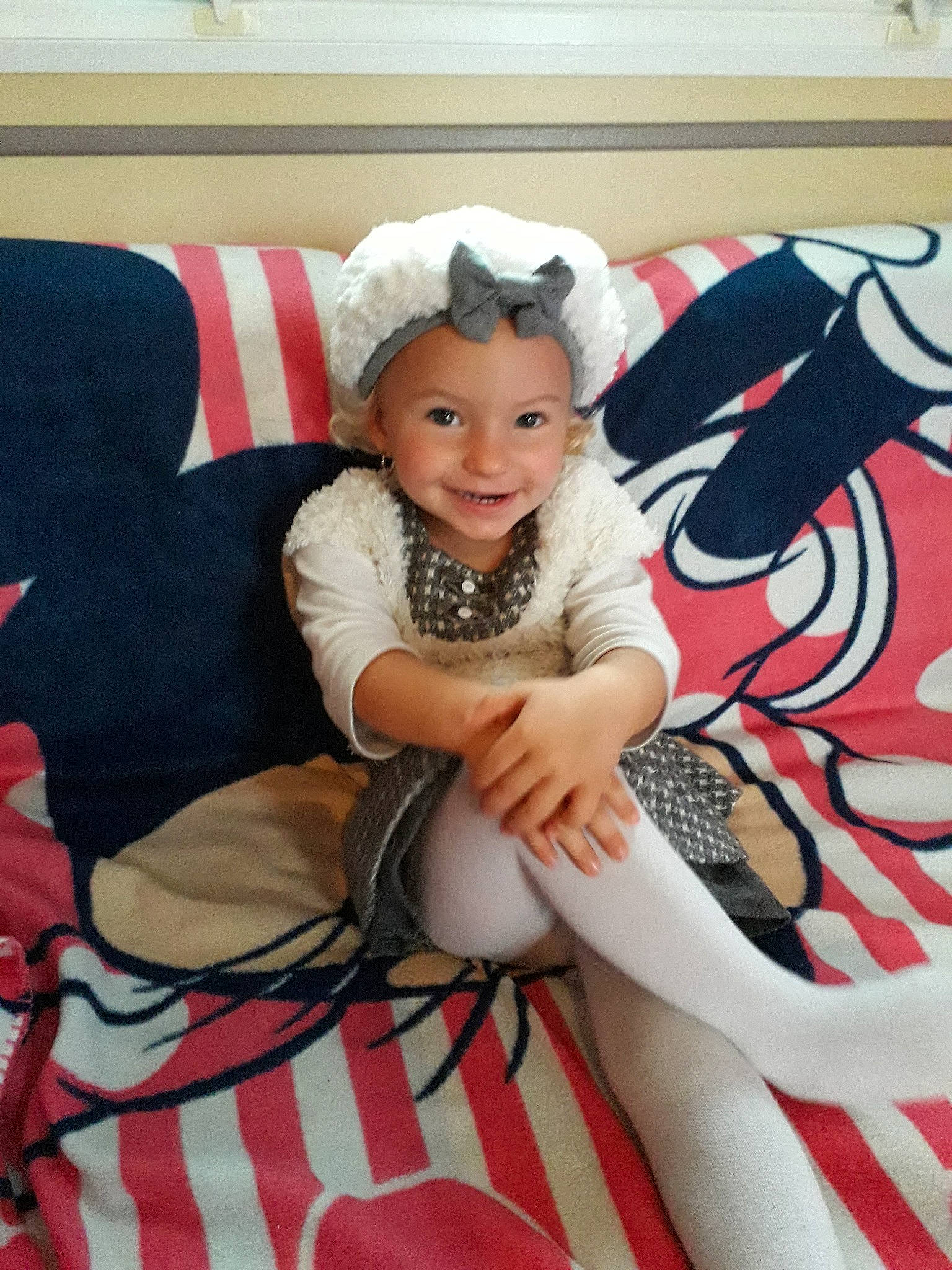 Shanna participe au concours pour gagner de l'argent avec cette photo : baby, child, joy, leg, person, sitting, smile, toddler