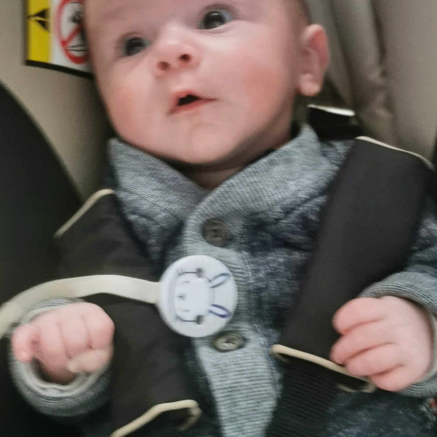 Gaetan a rejoint le concours — aidez-le/la à gagner de superbes lots ! baby, bundle, button, car_seat, child, clothing, cute, expression, eyes, fabric, face, hand, indoor, infant, person, portrait, safety, seatbelt, sitting, young