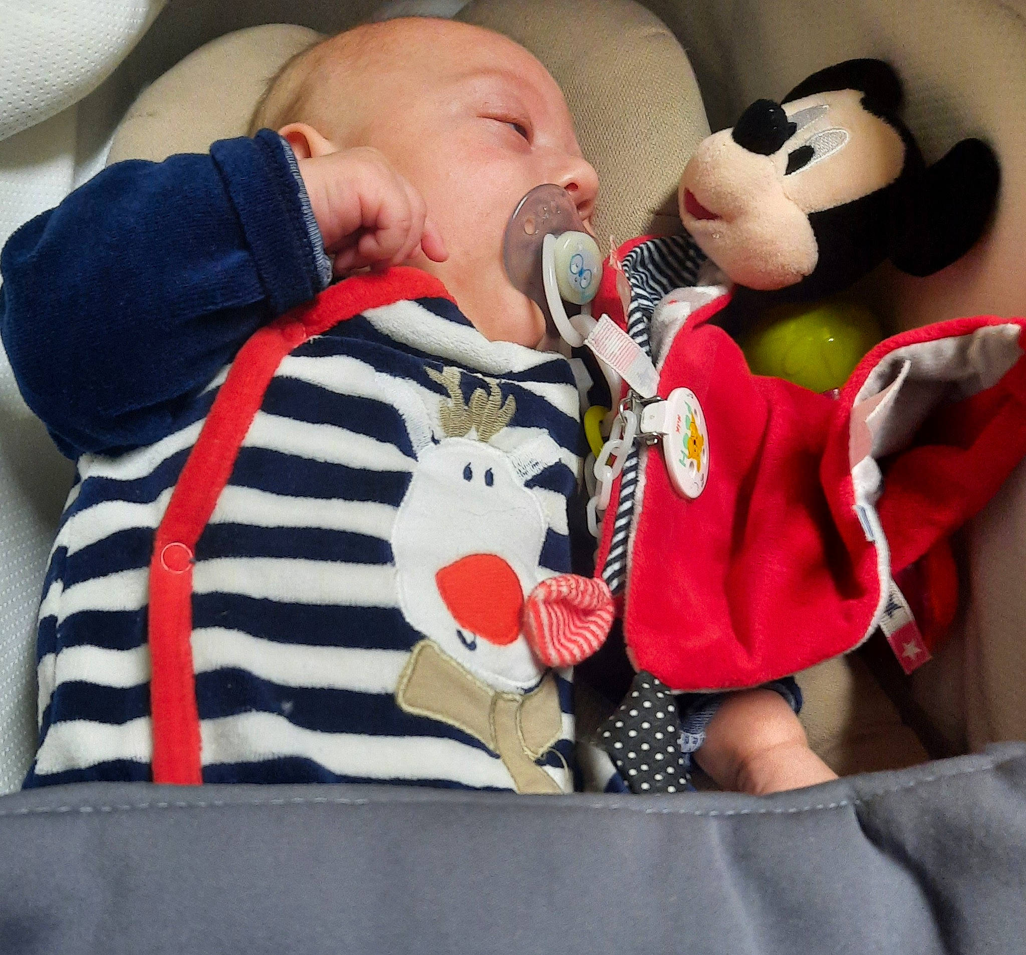 Maxence a rejoint le concours — aidez-le/la à gagner de superbes lots ! baby, baby_products, baby_sleeping, baby_toddler_clothing, carmine, cheek, child, collar, comfort, happy, mammal, organ, outerwear, red, sleeve, stuffed_toy, textile, toddler, vertebrate, white