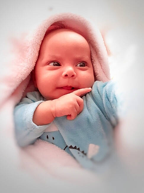 Caroline participe au concours pour gagner de l'argent avec cette photo : baby, baby_sleeping, bedtime, cheek, child, eye, face, hand, head, lip, mouth, nose, person, photography, pink, portrait, portrait_photography, skin, smile, toddler