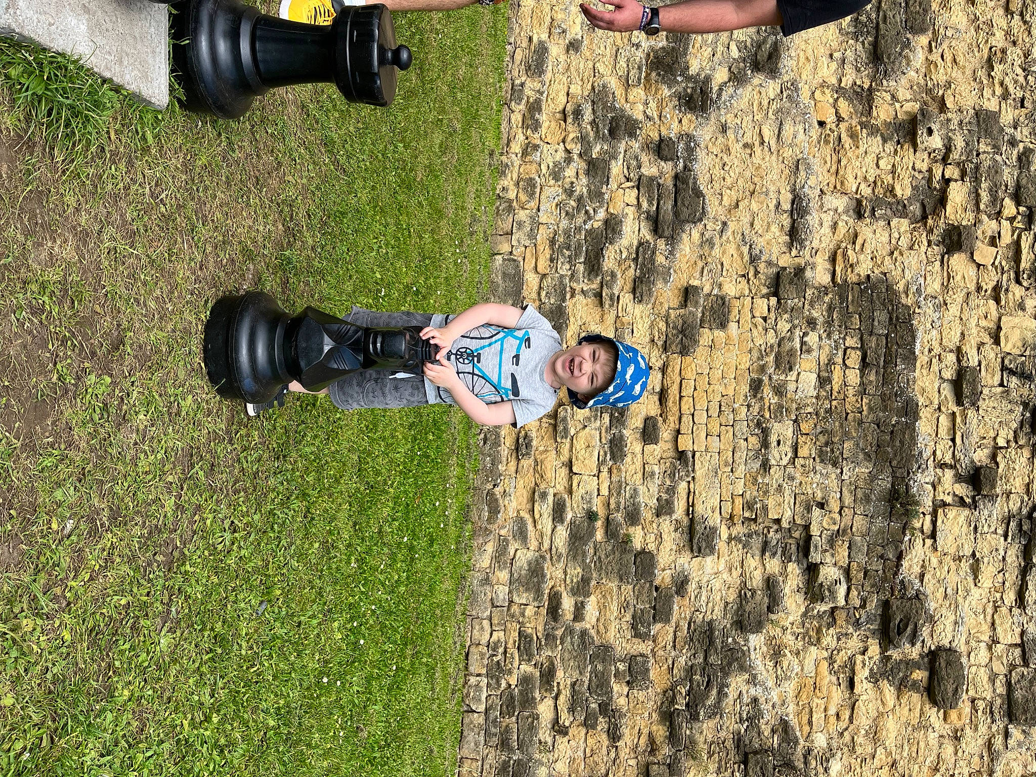 Elliott participe au concours pour gagner de l'argent avec cette photo : anger, automotive_tire, camera, electric_blue, fun, grass, grassland, headwear, human_leg, landscape, lawn, leisure, people_in_nature, person, plant, recreation, shadow, shoe, sneakers, soil