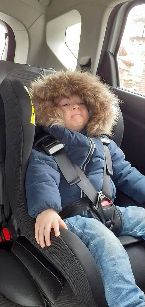 Elliott participe au concours pour gagner de l'argent avec cette photo : air_travel, auto_part, automotive_window_part, car_seat, car_seat_cover, comfort, electric_blue, family_car, head_restraint, luxury_vehicle, mode_of_transport, motor_vehicle, passenger, person, sitting, toddler, travel, vehicle, vehicle_door, window