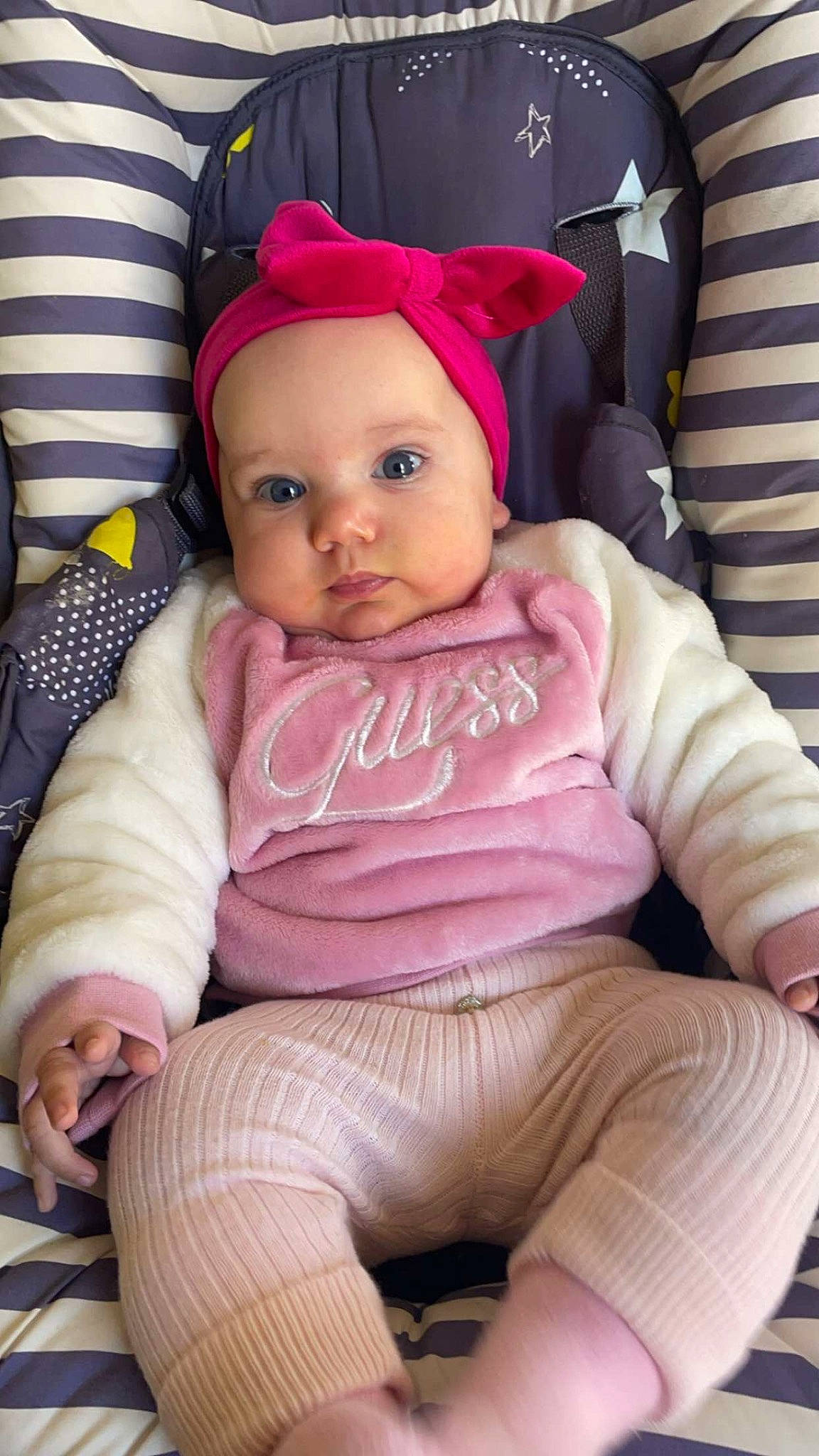 Louisa a rejoint le concours — aidez-le/la à gagner de superbes lots ! baby, baby_products, baby_toddler_clothing, cap, car_seat, chair, cheek, comfort, doll, headwear, human_body, knee, lap, lip, magenta, person, pink, sitting, skin, sleeve
