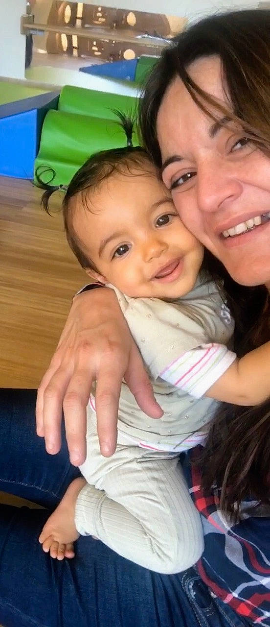 Laure participe au concours pour gagner de l'argent avec cette photo : cheek, chin, eye, eyebrow, face, facial_expression, finger, gesture, hair, hairstyle, happy, head, iris, joy, lip, mouth, nose, organ, person, skin