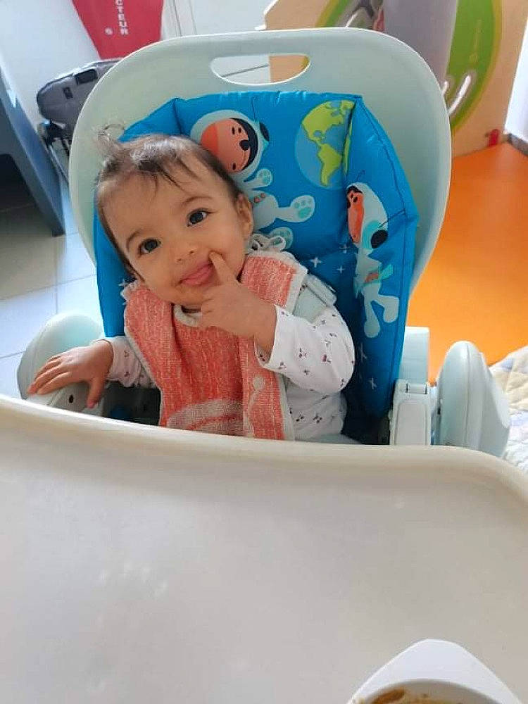 Laure participe au concours pour gagner de l'argent avec cette photo : baby, baby_products, baby_toddler_clothing, chair, child, comfort, dishware, drinkware, fun, happy, joy, leisure, person, plastic, porcelain, recreation, room, serveware, sitting, smile