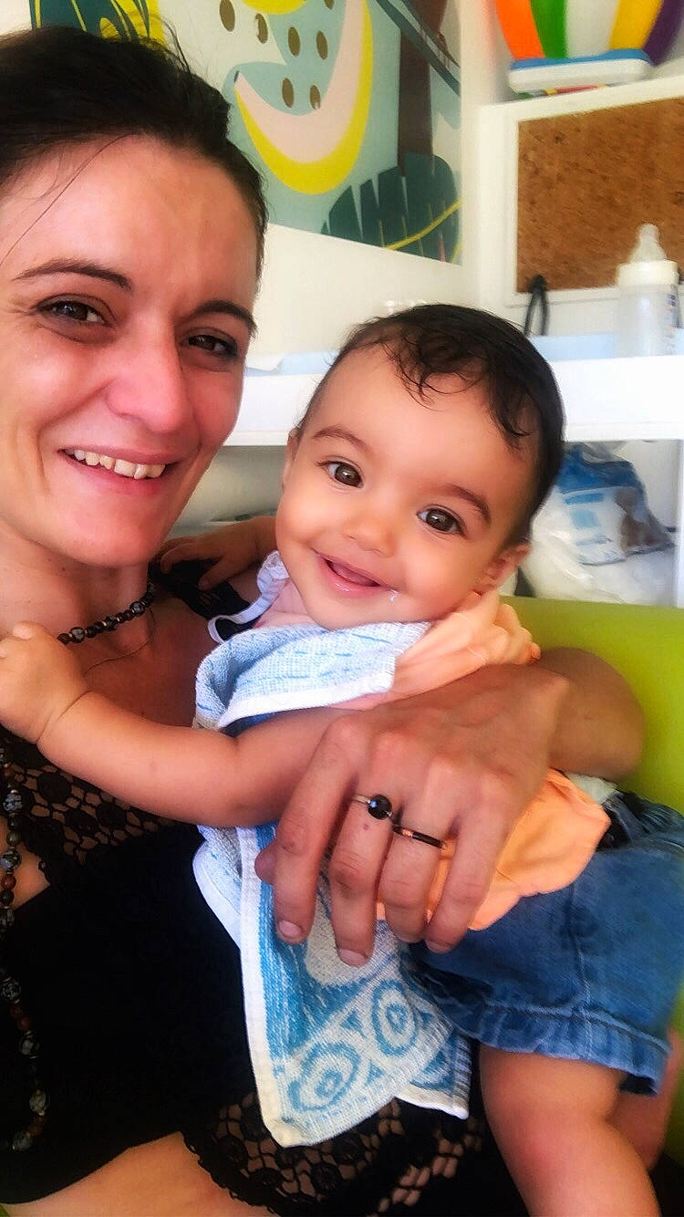 Laure a rejoint le concours — aidez-le/la à gagner de superbes lots ! baby, baby_toddler_clothing, cheek, child, ear, event, eye, finger, fun, gesture, hand, happy, iris, joy, leisure, nail, nose, person, skin, smile