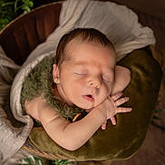 Arès participe au concours pour gagner de l'argent avec cette photo : baby, basket, blanket, brown, child, closeup, cozy, cute, face, green, hands, indoors, infant, newborn, peaceful, portrait, resting, sleeping, soft_texture, wrapped