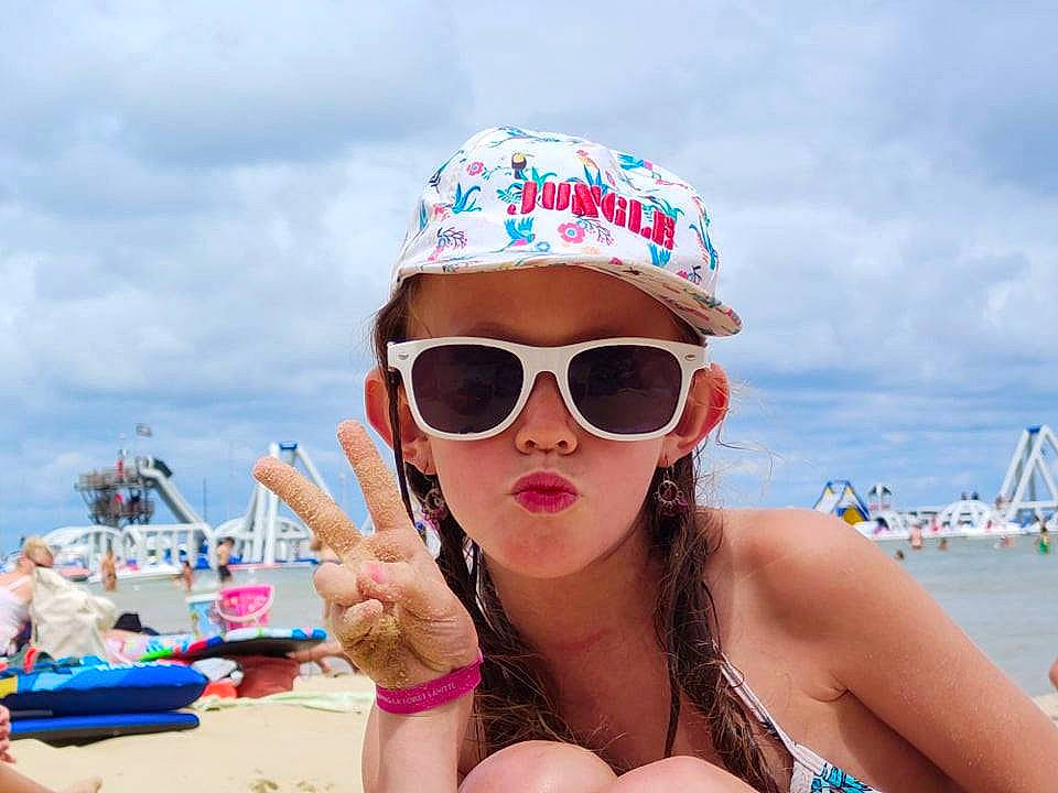 Leyna a rejoint le concours — aidez-le/la à gagner de superbes lots ! beach, body_of_water, brassiere, cap, cloud, cool, eyewear, glasses, goggles, happy, headgear, headwear, leisure, lip, people_on_beach, person, sky, sunglasses, swimsuit_top, swimwear