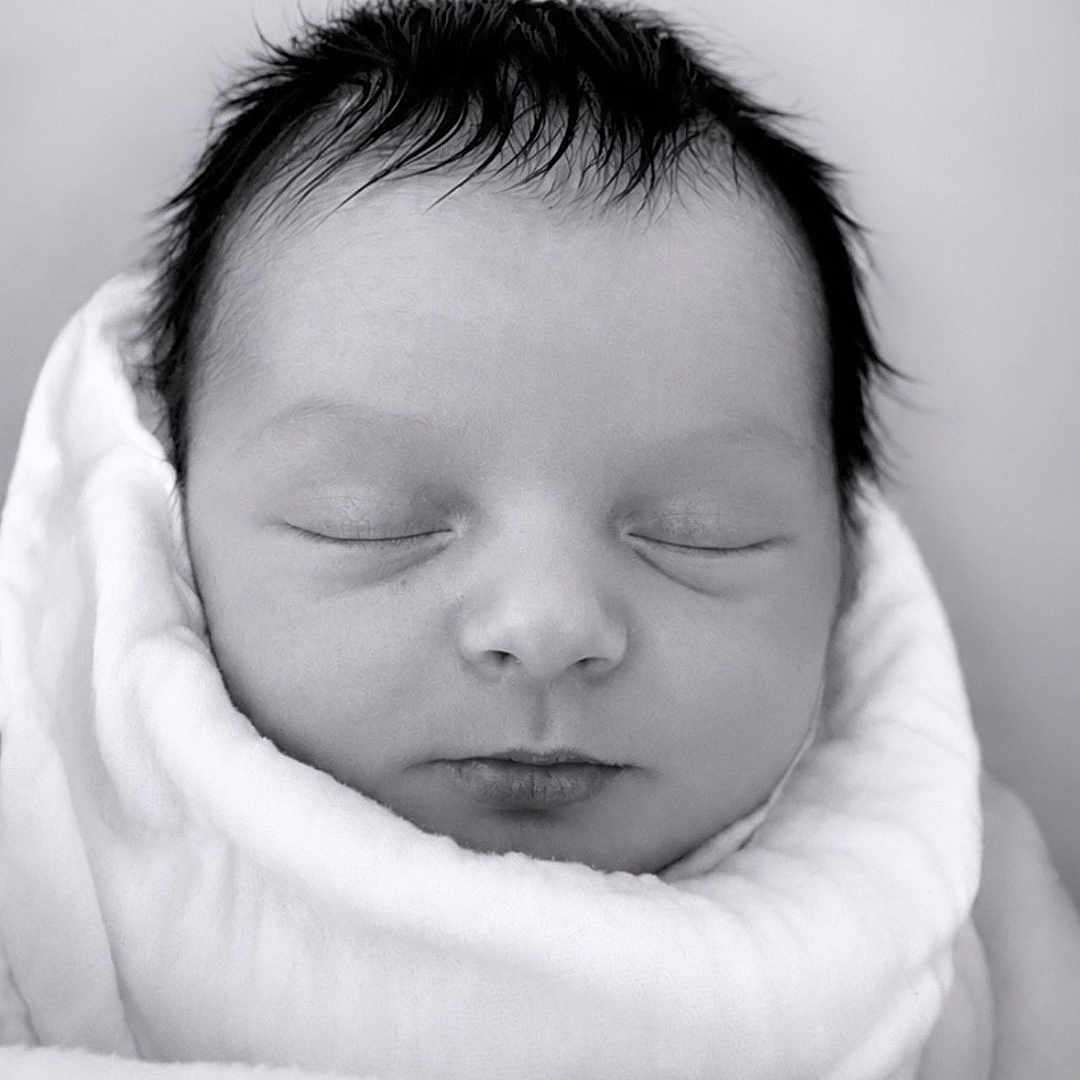 Jeanne participe au concours pour gagner de l'argent avec cette photo : newborn, baby, sleeping, black_and_white, portrait, wrapped, blanket, soft_texture, peaceful, face, infant, closed_eyes, cute, head, skin, cozy, young, hair, resting, tender