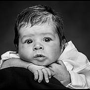 Milann a rejoint le concours — aidez-le/la à gagner de superbes lots ! baby, black_and_white, portrait, face, hands, curious, resting, eyes, infant, clothing, soft_texture, close_up, expression, monochrome, studio, newborn, cute, person, child, young