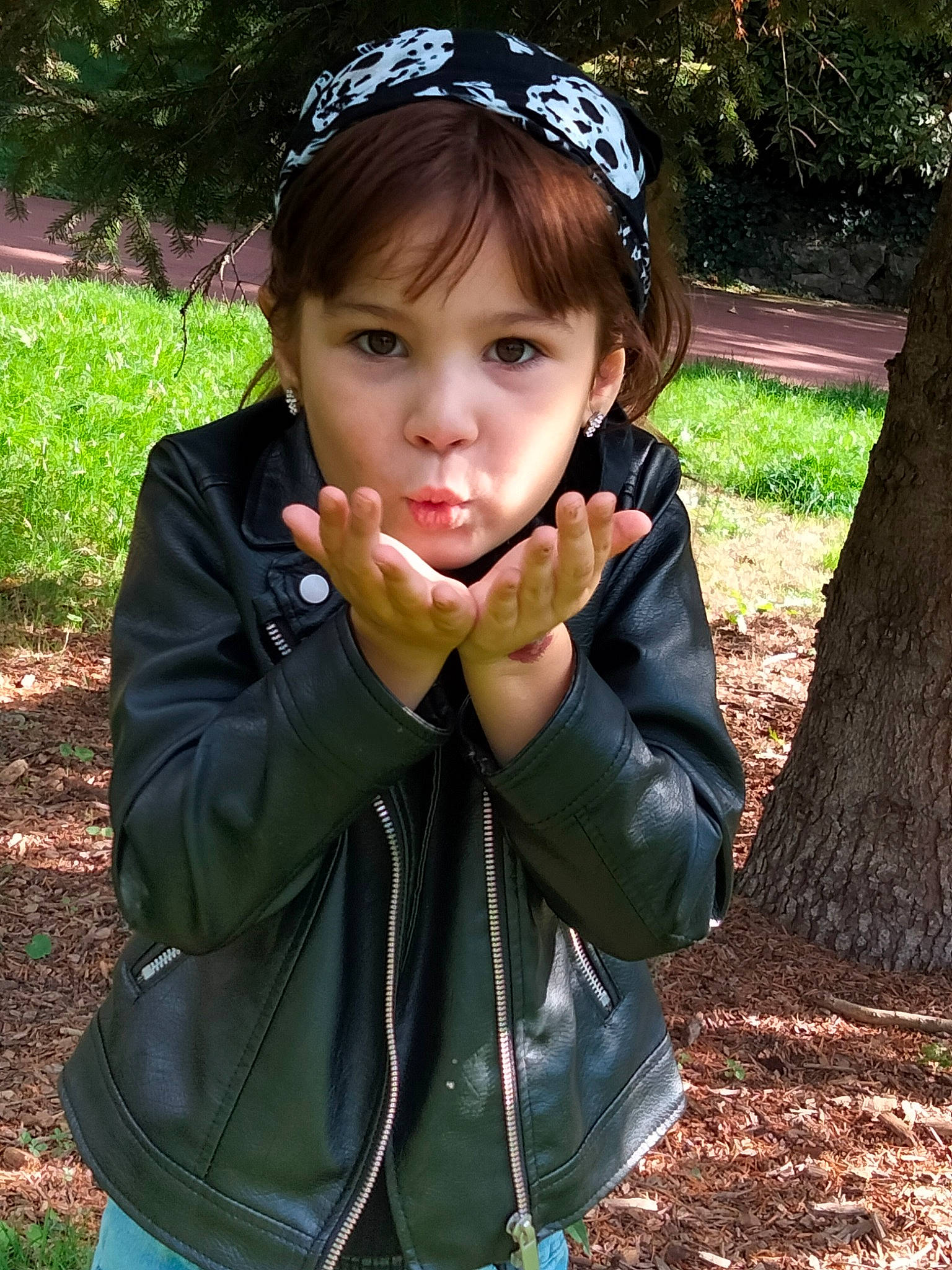 Mélina participe au concours pour gagner de l'argent avec cette photo : bangs, black_hair, child, cool, eyelash, face, fashion_accessory, grass, happy, headband, headpiece, jewellery, lip, outerwear, people_in_nature, person, plant, recreation, sleeve, spring