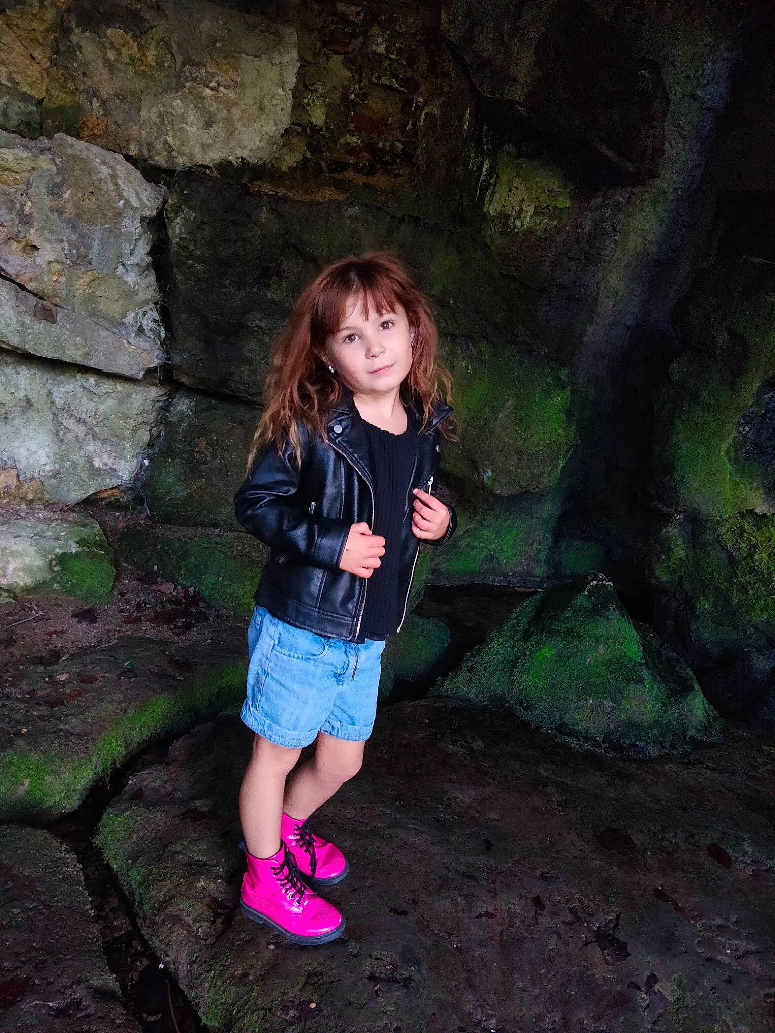 Mélina a rejoint le concours — aidez-le/la à gagner de superbes lots ! brown_hair, child, flash_photography, forest, fun, grass, happy, leisure, magenta, people_in_nature, person, recreation, rock, shorts, soil, t_shirt, tints_and_shades, toddler, trunk, wood