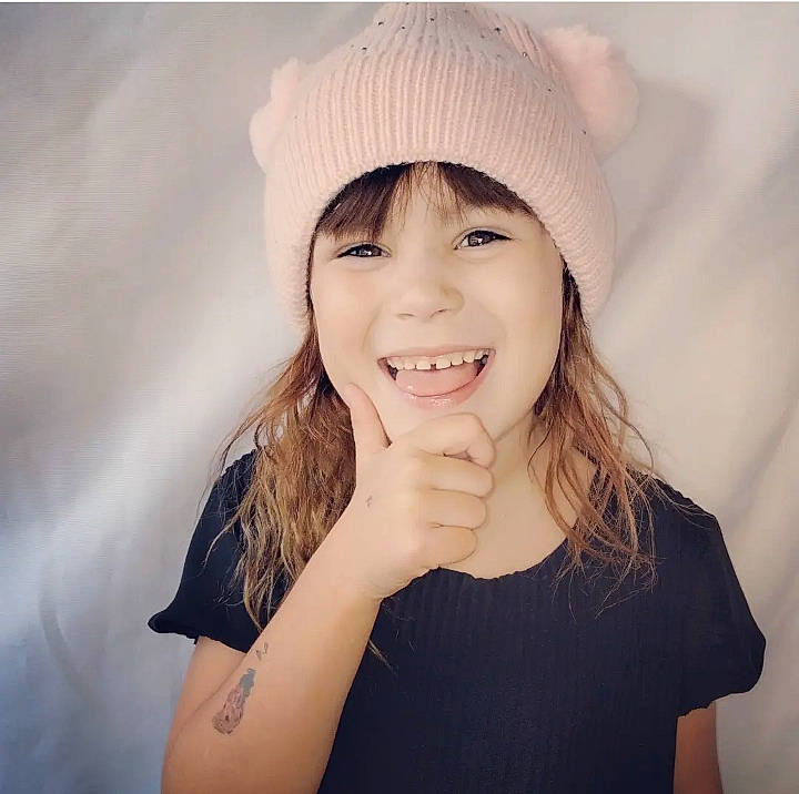 Mélina a rejoint le concours — aidez-le/la à gagner de superbes lots ! brown_hair, cap, elbow, eye, eyebrow, eyelash, face, flash_photography, gesture, hair, happy, head, headwear, jaw, joy, knit_cap, lip, neck, outerwear, person