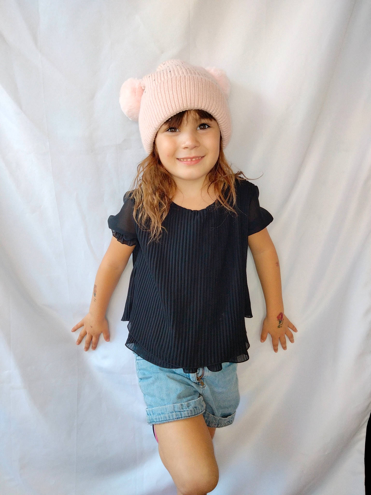 Mélina a rejoint le concours — aidez-le/la à gagner de superbes lots ! cap, denim, fashion_design, flash_photography, happy, headwear, jean_short, joint, joy, knee, neck, person, shorts, skin, sleeve, smile, t_shirt, textile, thigh, toddler