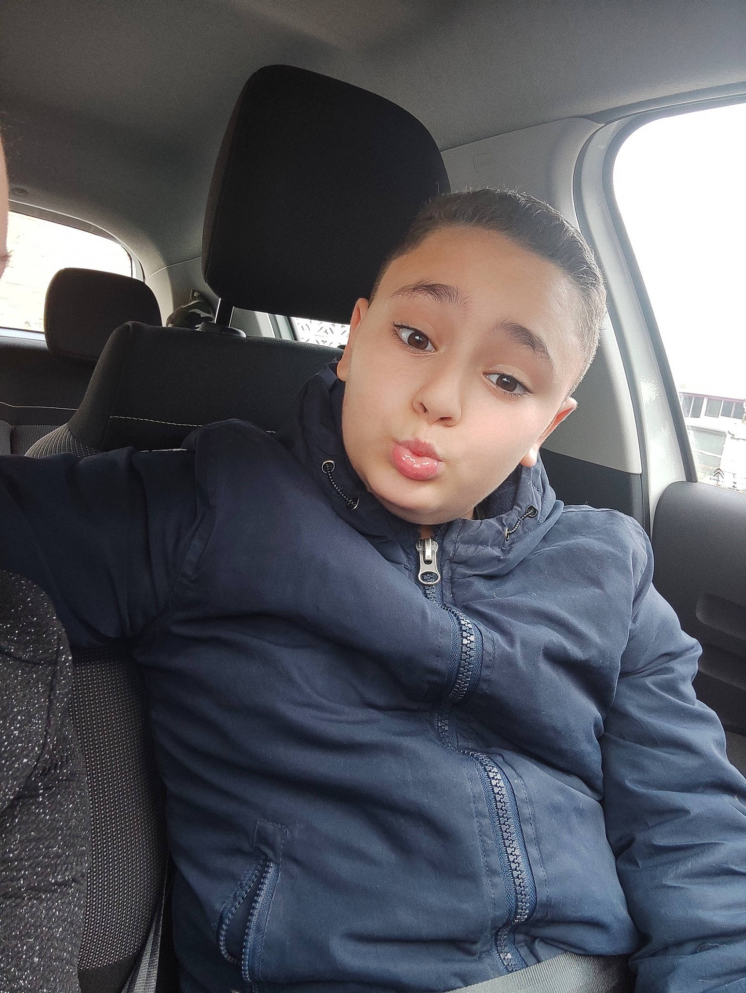 Grégory a rejoint le concours — aidez-le/la à gagner de superbes lots ! auto_part, automotive_design, automotive_exterior, car, car_seat, car_seat_cover, child, collar, comfort, family_car, head_restraint, leather, luxury_vehicle, motor_vehicle, person, personal_luxury_car, sitting, sleeve, steering_wheel, vehicle