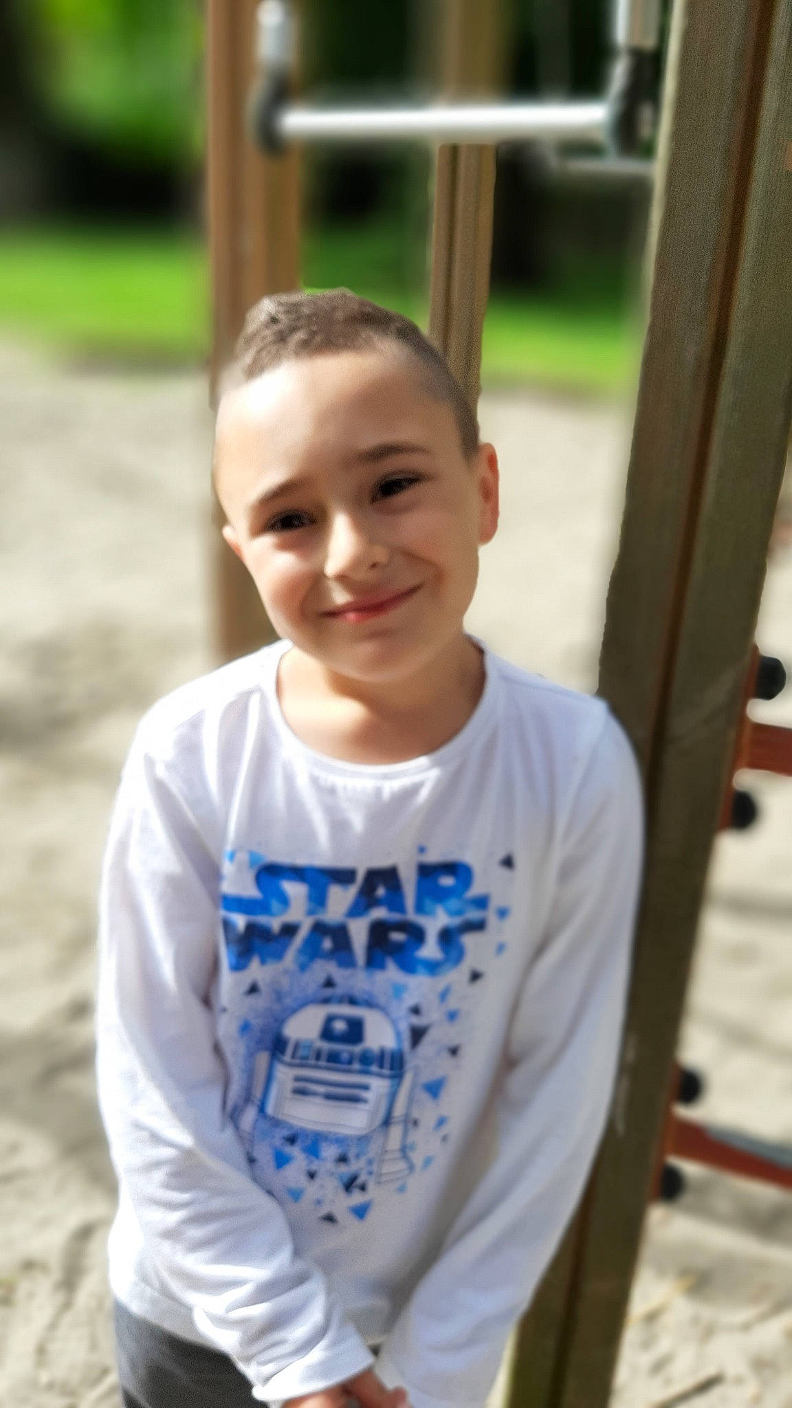 Grégory participe au concours pour gagner de l'argent avec cette photo : child, happy, joy, leisure, male, person, smile, t_shirt, toddler, vacation