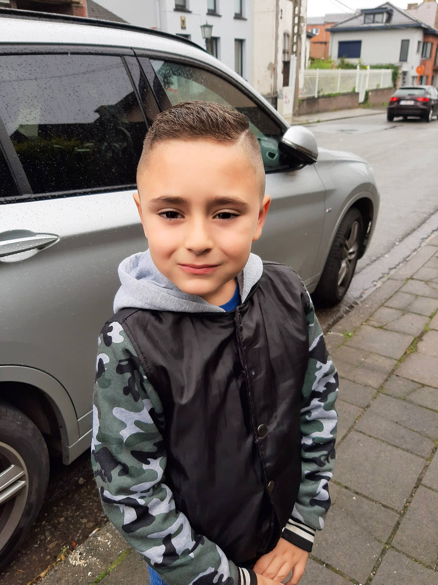 Grégory a rejoint le concours — aidez-le/la à gagner de superbes lots ! automotive_window_part, car, child, cool, face, family_car, hairstyle, hand, head, jacket, joy, male, outerwear, people, person, photography, smile, street_fashion, toddler, vacation