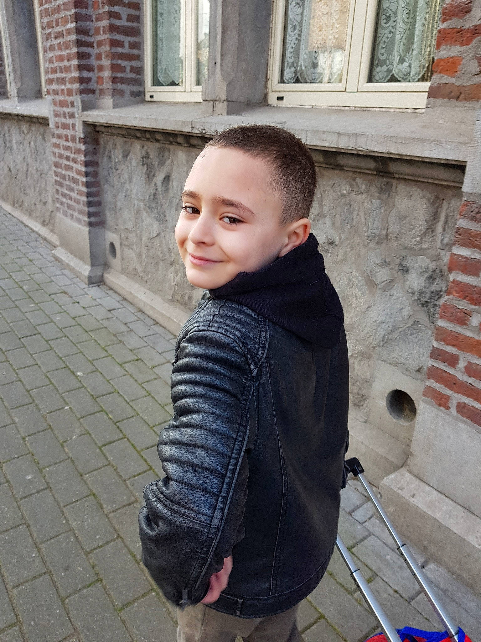 Grégory a rejoint le concours — aidez-le/la à gagner de superbes lots ! child, child_model, jacket, joy, leather, leather_jacket, outerwear, person, photography, snapshot, standing, toddler