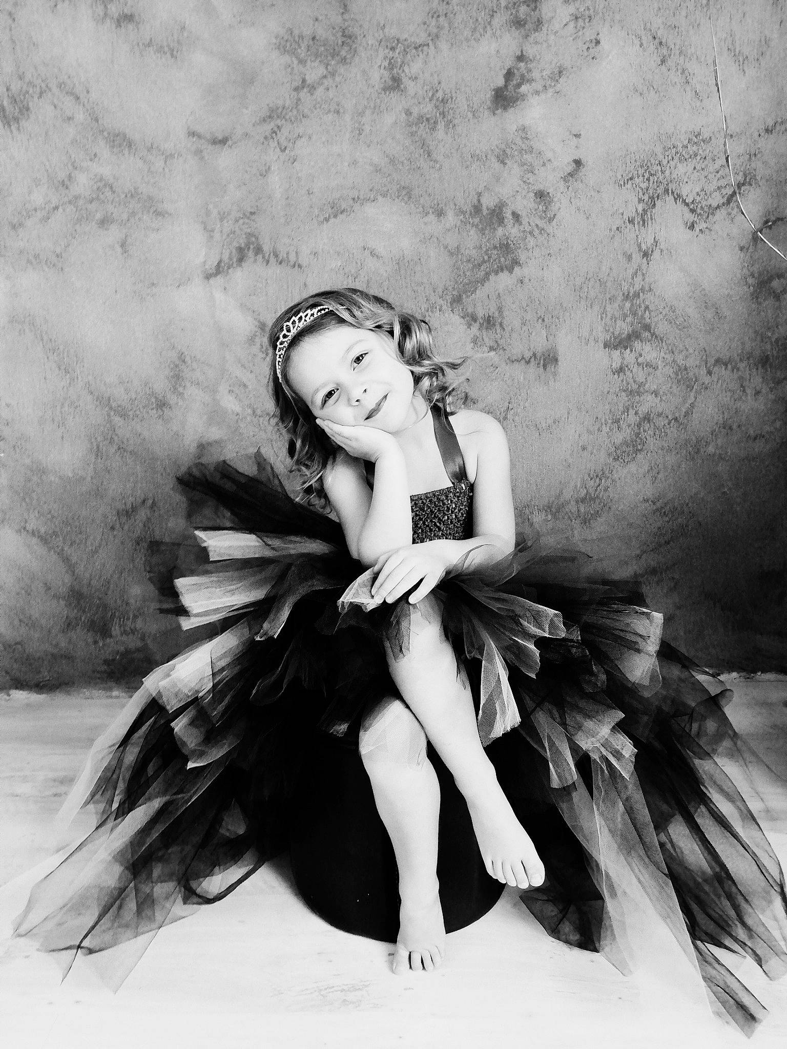 Laly a rejoint le concours — aidez-le/la à gagner de superbes lots ! art, beauty, black_and_white, black_hair, fashion_design, illustration, lady, long_hair, monochrome, monochrome_photography, person, photo_shoot, photography, stock_photography, style