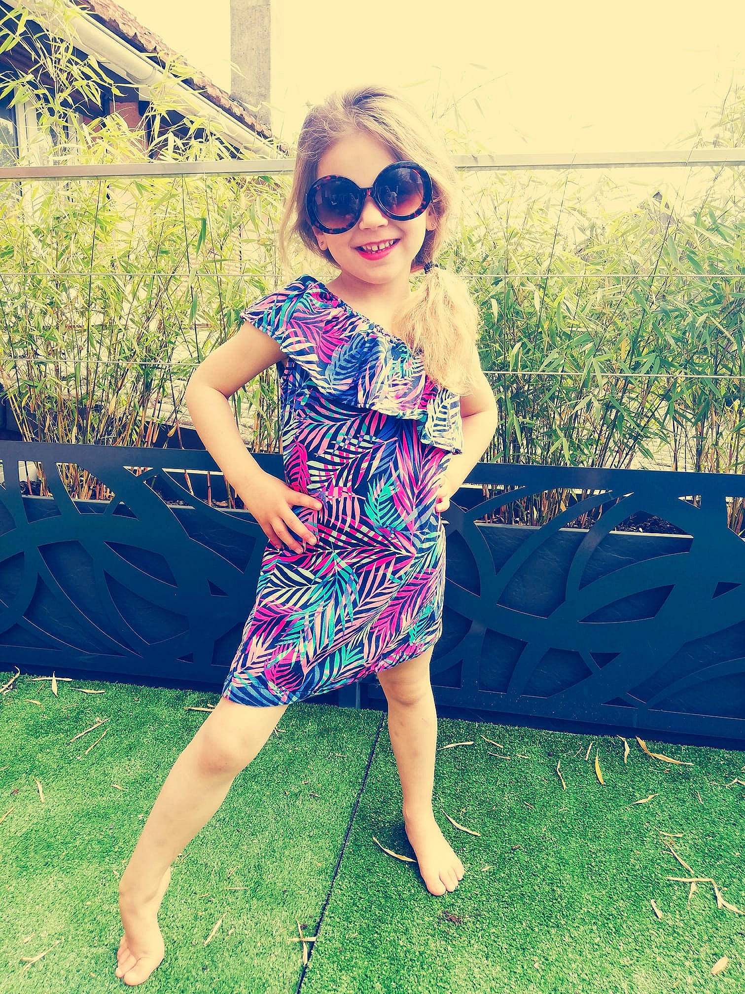 Laly a rejoint le concours — aidez-le/la à gagner de superbes lots ! beauty, clothing, cool, day_dress, dress, eyewear, fashion, footwear, fun, glasses, grass, happy, joy, person, photo_shoot, shoe, shorts, shoulder, street_fashion, summer