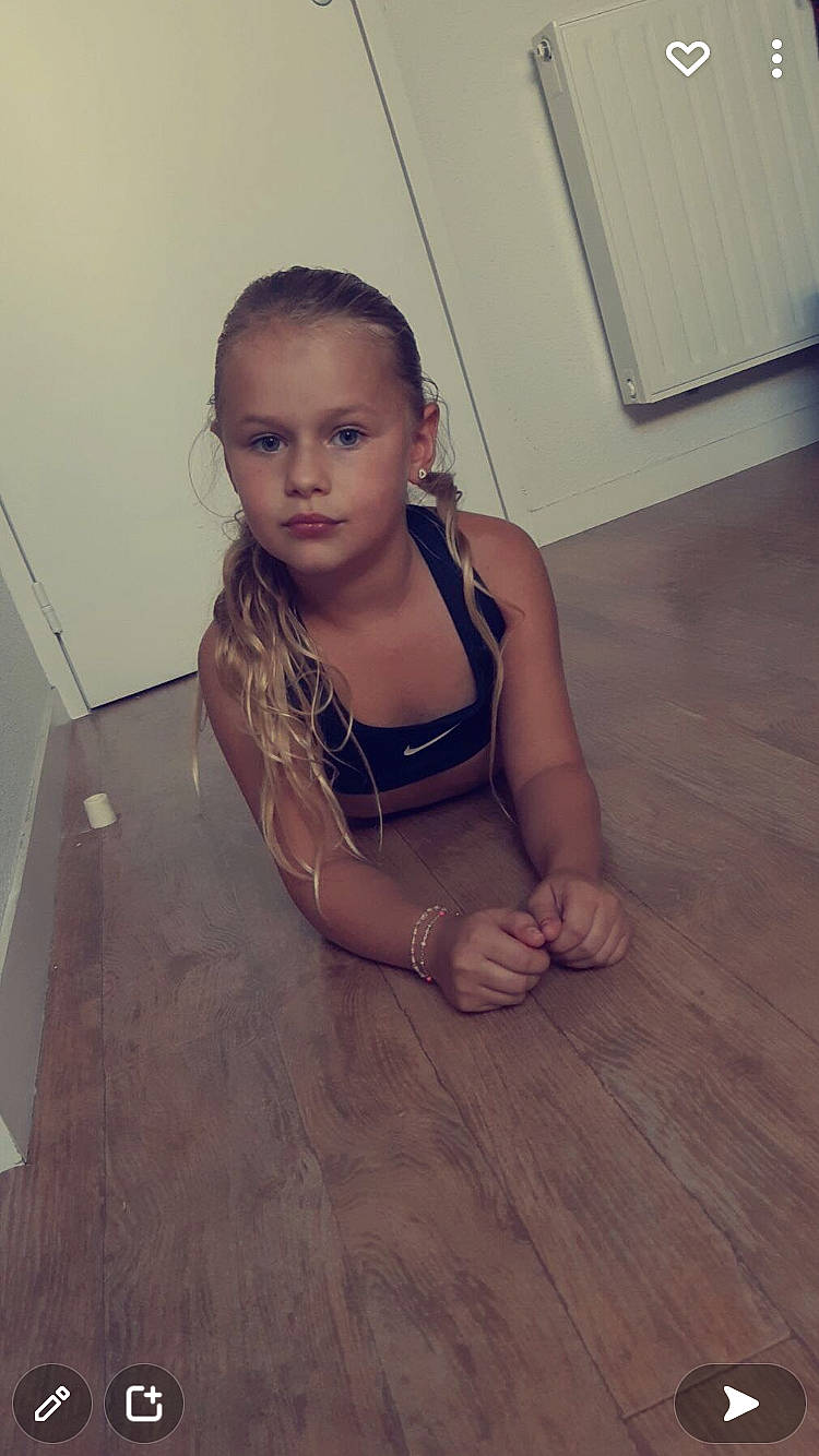 Ines a rejoint le concours — aidez-le/la à gagner de superbes lots ! arm, chin, elbow, eyebrow, flash_photography, floor, flooring, hair, happy, hardwood, head, knee, leg, long_hair, neck, person, shoulder, skin, thigh, trunk