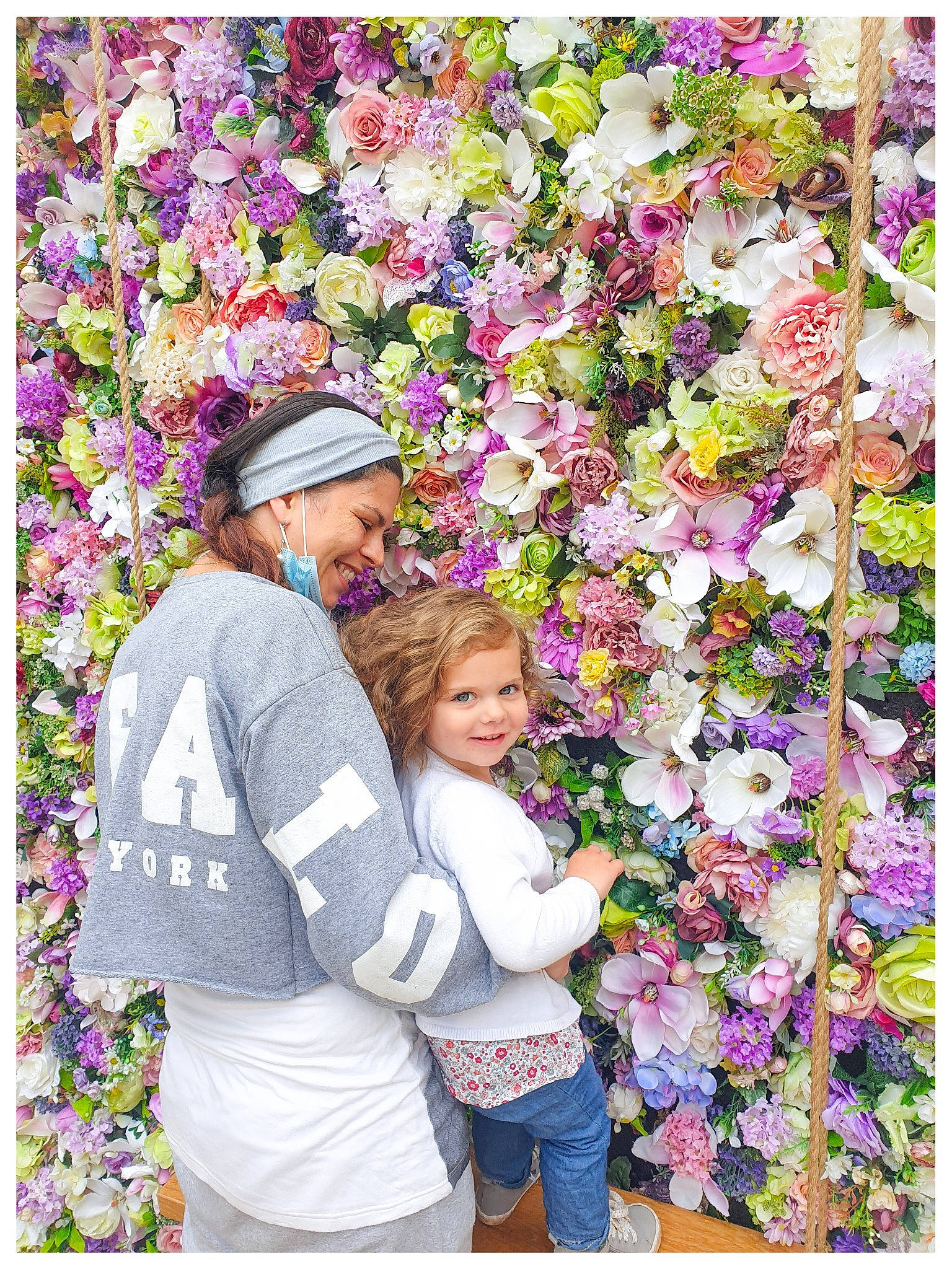 Lola a rejoint le concours — aidez-le/la à gagner de superbes lots ! annual_plant, baseball_cap, beauty, event, floral_design, flower, flower_arranging, flowering_plant, happy, joy, magenta, people, people_in_nature, person, petal, photograph, pink, plant, purple, sleeve