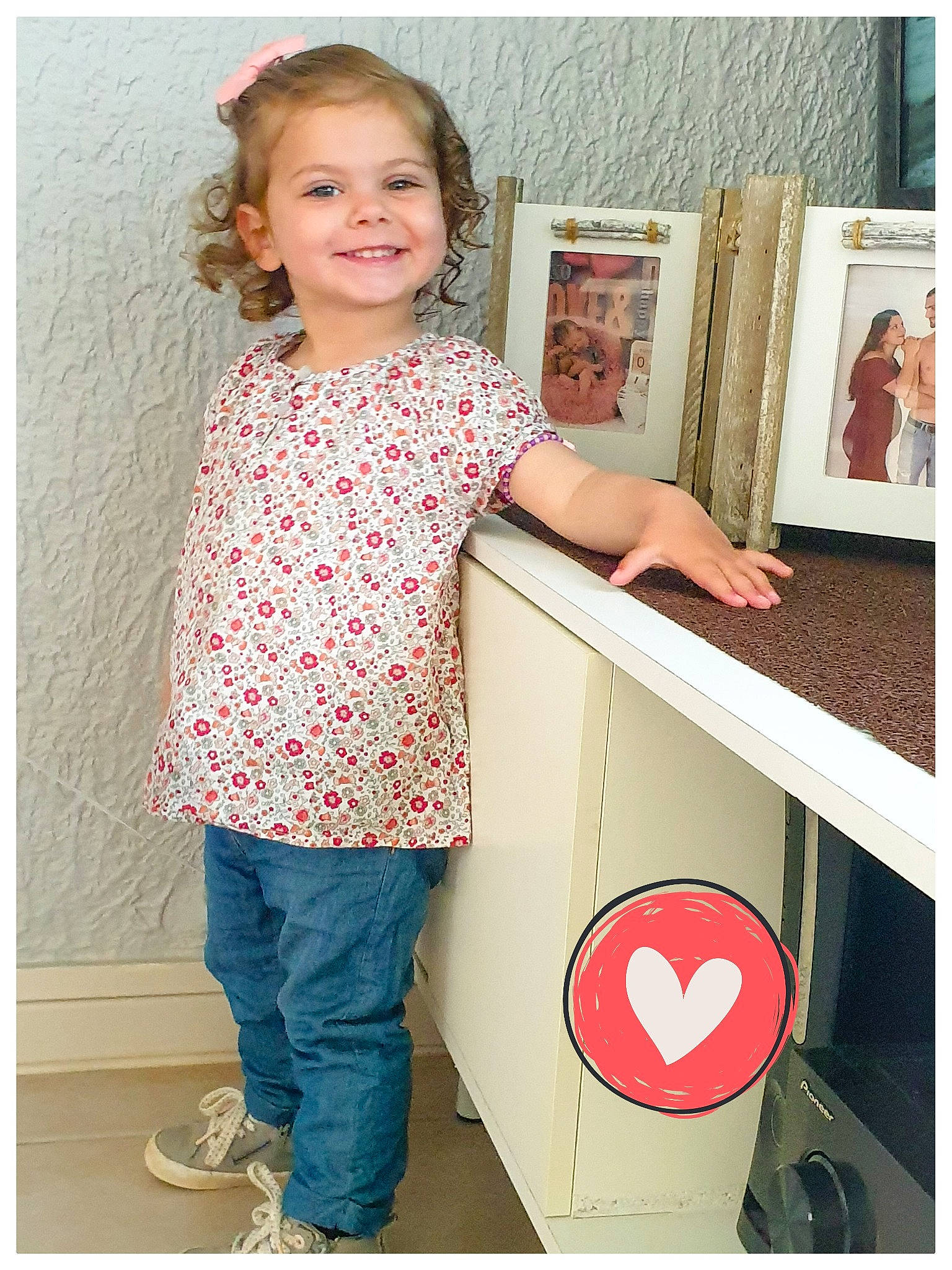 Lola a rejoint le concours — aidez-le/la à gagner de superbes lots ! art, baby_toddler_clothing, beauty, child, design, flooring, fun, happy, joy, organ, pattern, person, photograph, picture_frame, room, sleeve, smile, snapshot, t_shirt, toddler