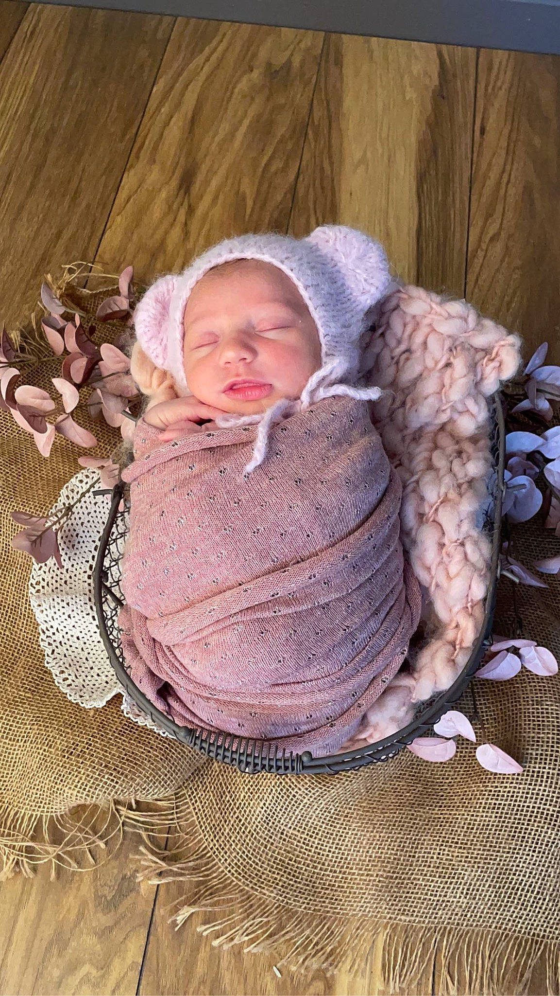 Capucine a rejoint le concours — aidez-le/la à gagner de superbes lots ! baby, baby_products, baby_sleeping, baby_toddler_clothing, beanie, cap, child, comfort, grass, knit_cap, linens, pattern, person, sitting, sleeve, textile, toddler, wood, wool, woolen