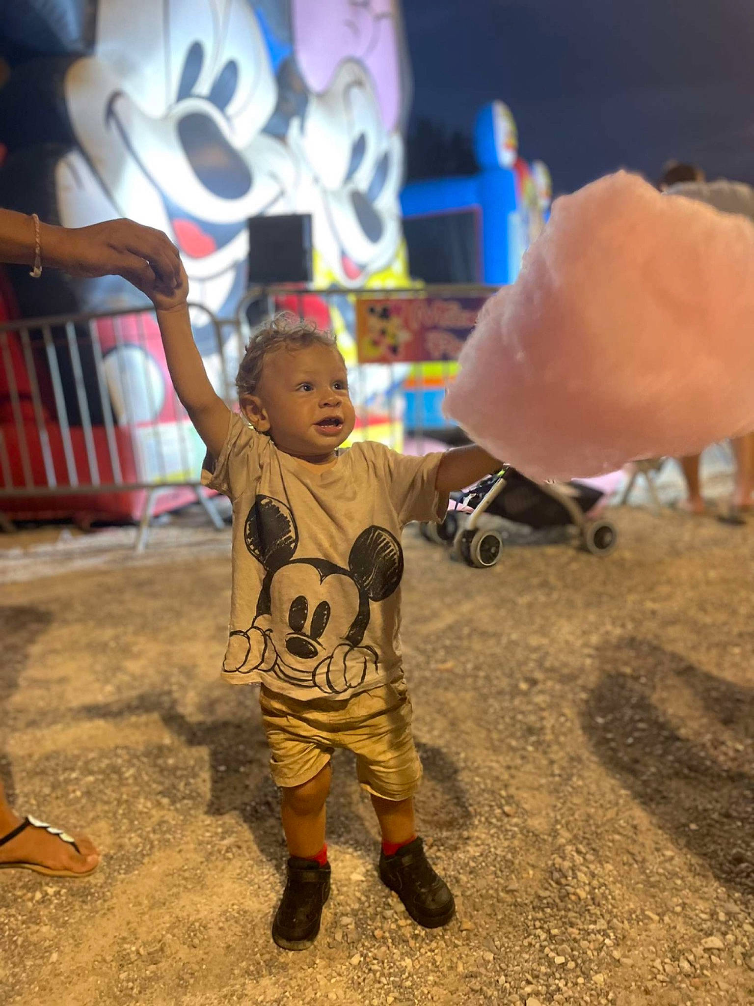 Thaïs participe au concours pour gagner de l'argent avec cette photo : art, chair, child, competition_event, flooring, fun, grass, happy, human_leg, leisure, person, play, player, recreation, shoe, shorts, soil, t_shirt, toddler, visual_arts