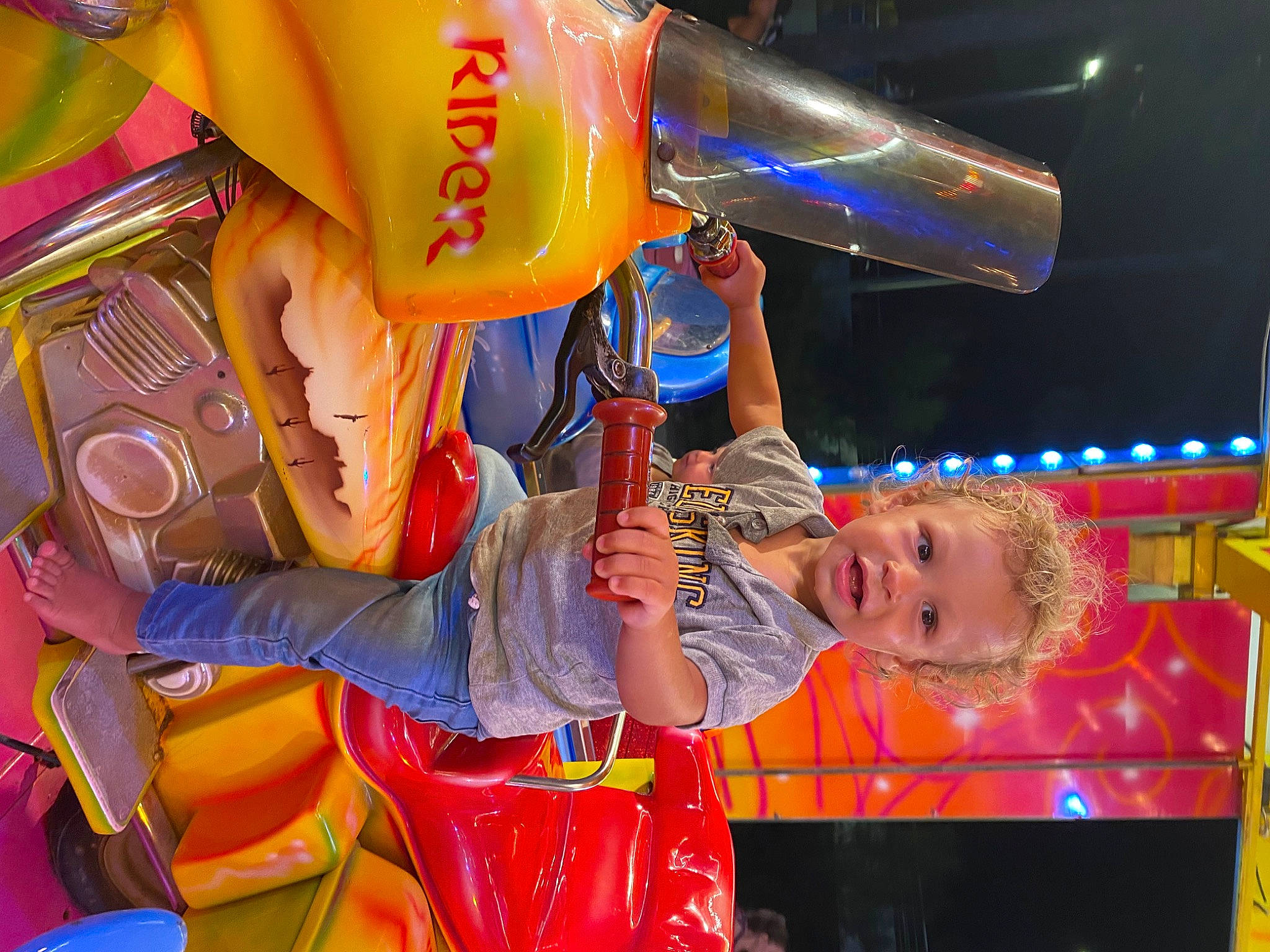 Thaïs a rejoint le concours — aidez-le/la à gagner de superbes lots ! amusement_ride, beer, child, drink, drinkware, electric_blue, entertainment, event, fun, leisure, party, person, play, recreation, smile, t_shirt, toddler, vacation, yellow