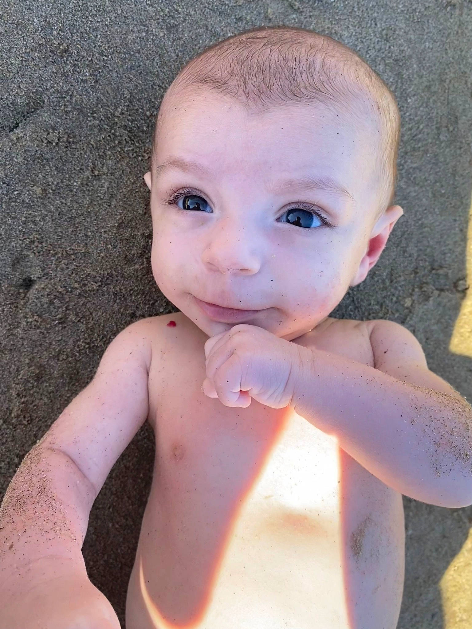 Lëlyo a rejoint le concours — aidez-le/la à gagner de superbes lots ! arm, cheek, eye, eyelash, face, flash_photography, gesture, hair, hairstyle, happy, head, human_body, joint, leg, lip, muscle, neck, nose, person, skin