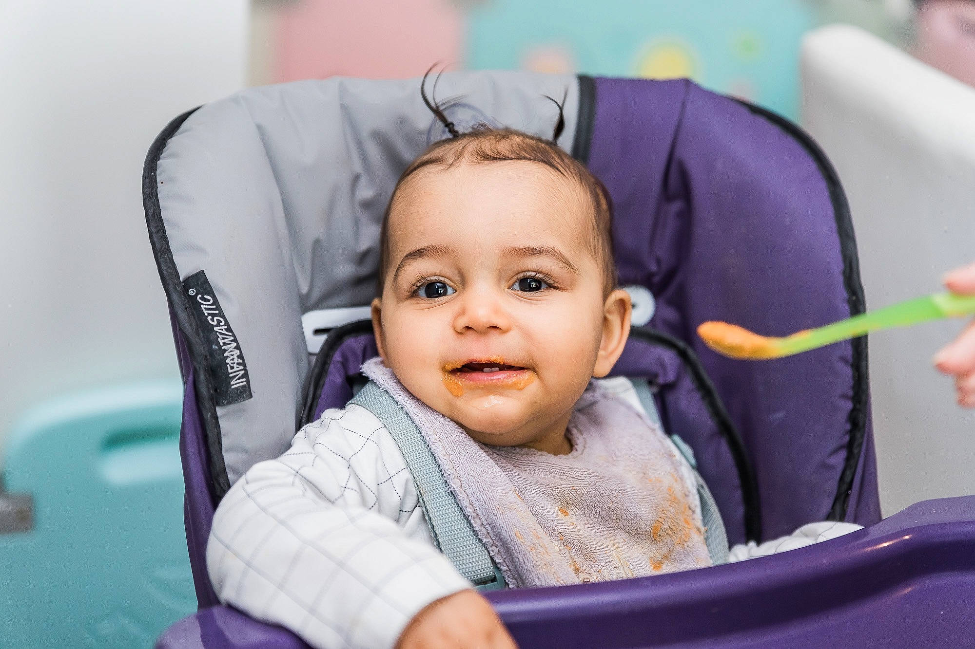 Mélia participe au concours pour gagner de l'argent avec cette photo : baby, baby_carriage, baby_in_car_seat, baby_products, car_seat, cheek, child, ear, eye, eyebrow, face, forehead, head, iris, nose, person, product, purple, skin, toddler