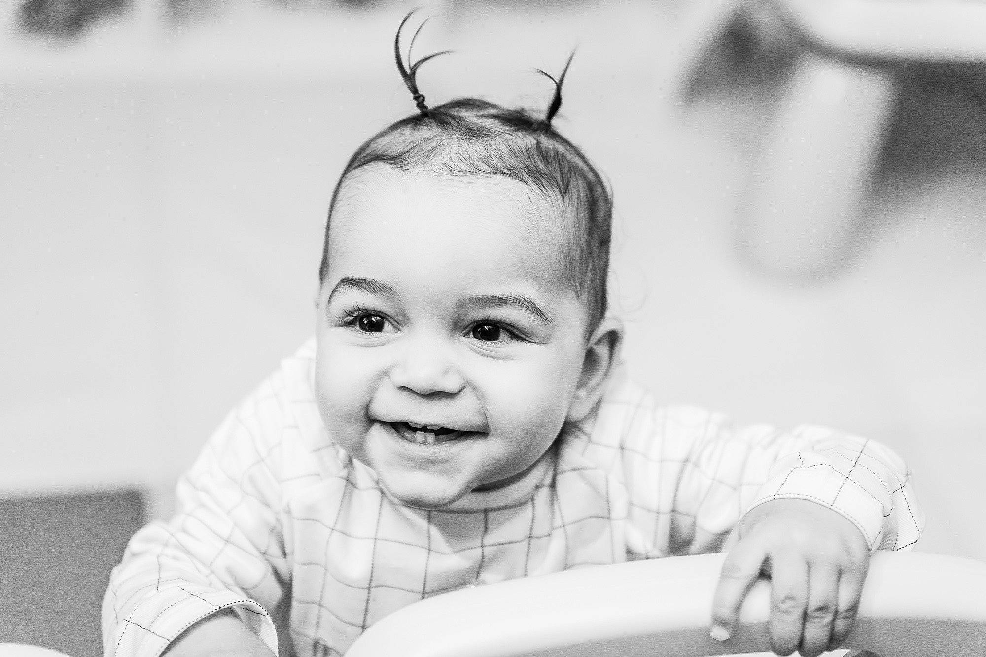 Mélia participe au concours pour gagner de l'argent avec cette photo : baby, black_and_white, child, ear, face, facial_expression, forehead, hairstyle, happy, head, joy, laugh, monochrome, monochrome_photography, nose, person, photography, room, smile, stock_photography