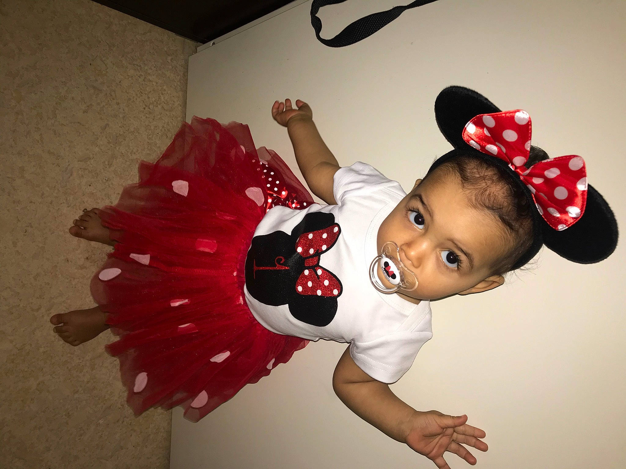 Mélia a rejoint le concours — aidez-le/la à gagner de superbes lots ! art, child, costume, hair_accessory, illustration, person, red, toddler