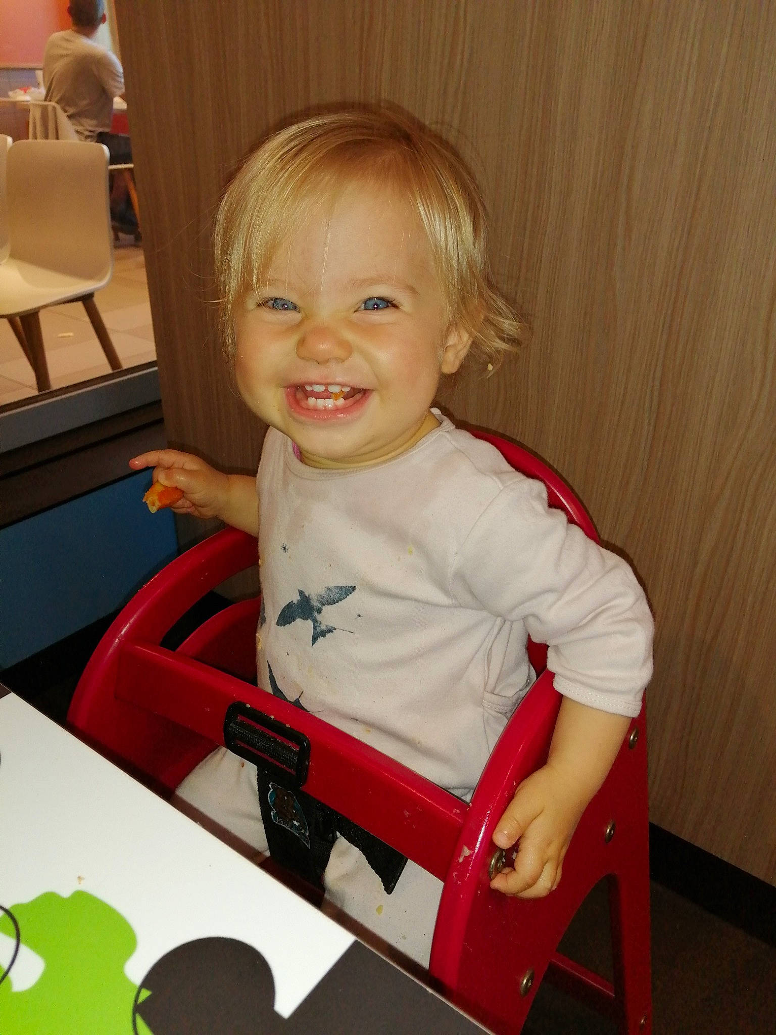 Alwena a rejoint le concours — aidez-le/la à gagner de superbes lots ! baby, baby_products, baby_toddler_clothing, chair, cheek, child, drawer, fun, hairstyle, happy, joy, lap, person, play, room, sitting, sleeve, smile, t_shirt, table