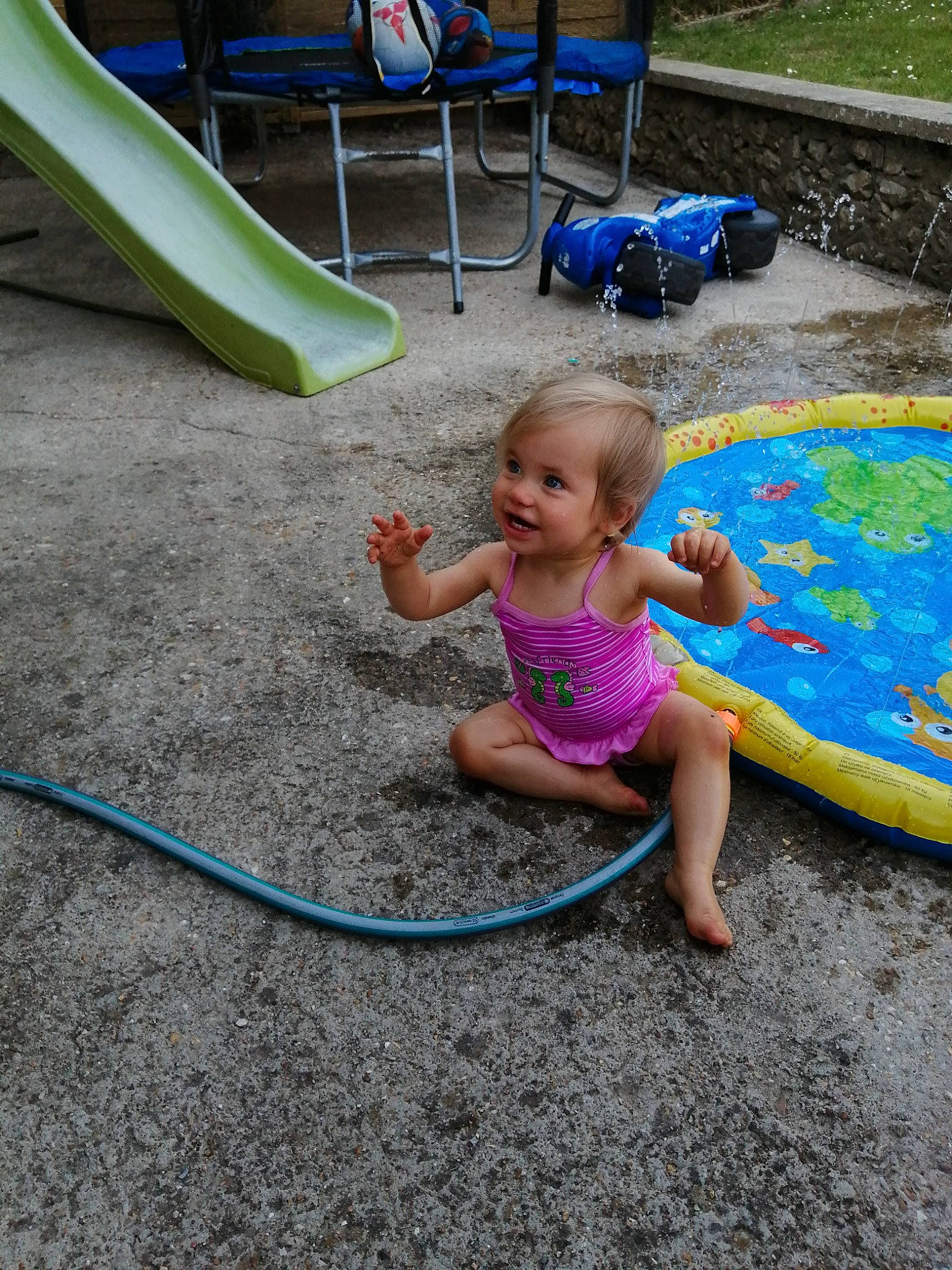 Alwena participe au concours pour gagner de l'argent avec cette photo : asphalt, baby_toddler_clothing, blue, child, chute, city, event, fun, grass, green, hula_hoop, human_settlement, joy, leisure, outdoor_furniture, person, play, public_space, recreation, smile