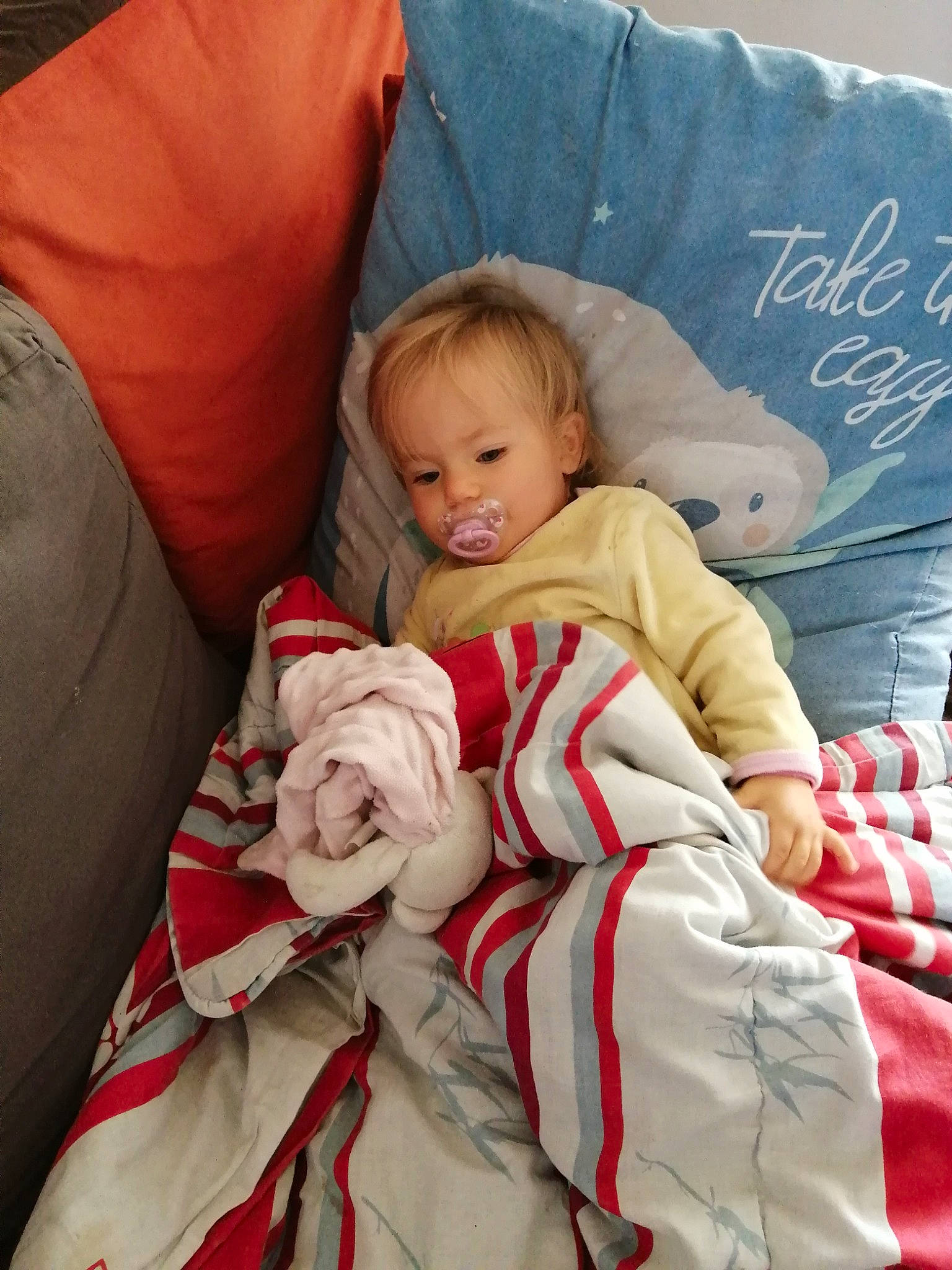 Alwena participe au concours pour gagner de l'argent avec cette photo : baby, baby_toddler_clothing, child, comfort, event, eye, fun, hair, happy, head, holiday, human_body, lap, linens, mammal, person, pillow, sitting, textile, throw_pillow