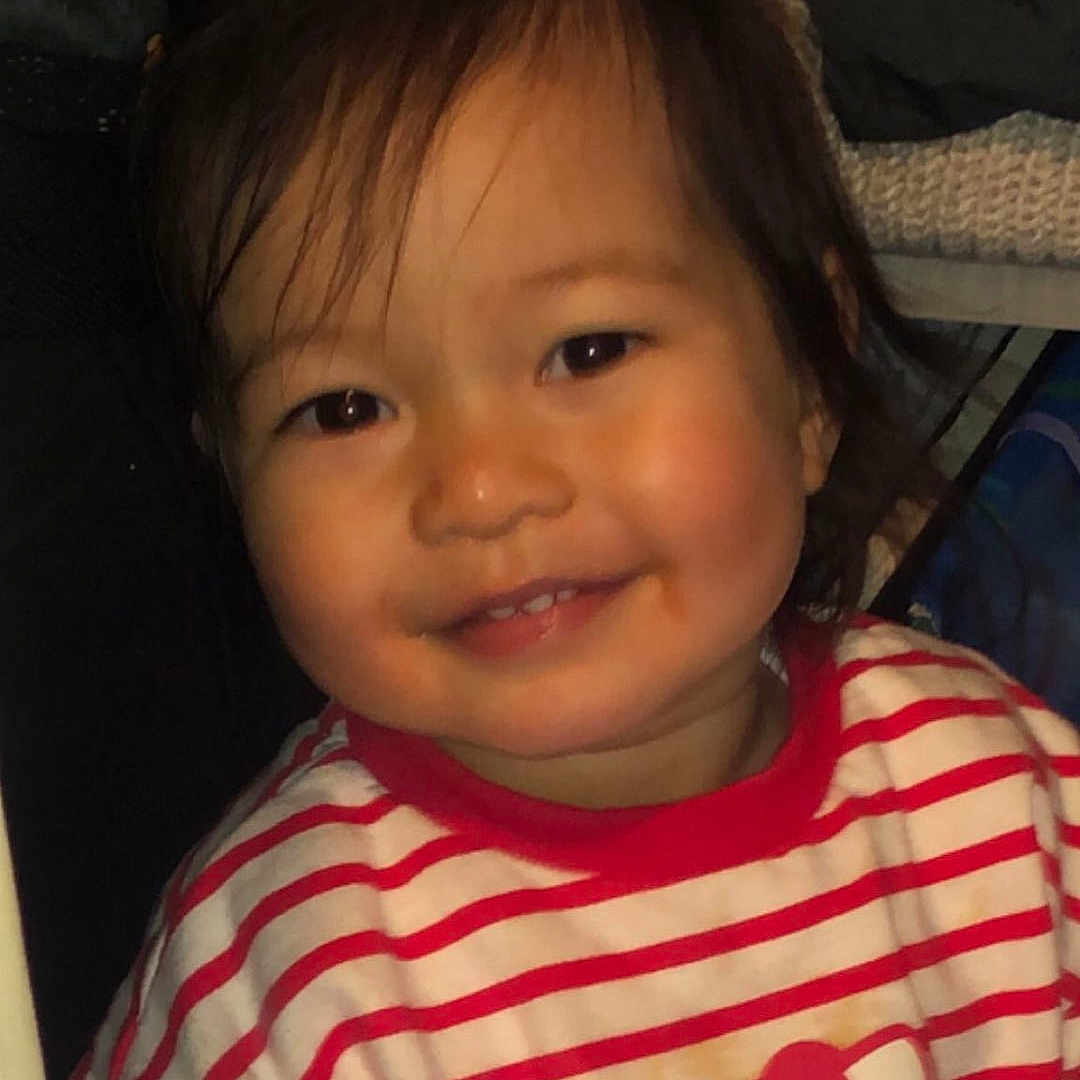 Naya a rejoint le concours — aidez-le/la à gagner de superbes lots ! apparel, baby, child, closeup, clothing, cute, face, hair, happy, hello_kitty, indoor, person, portrait, red, sitting, smiling, striped_shirt, toddler, white, young_child