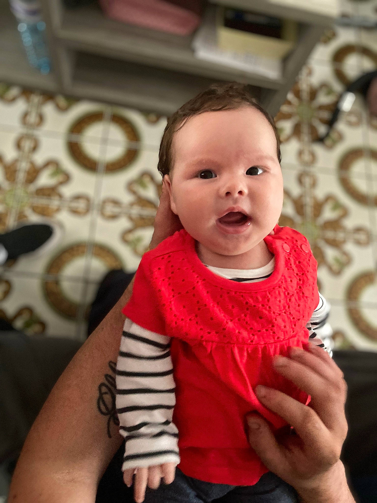 Lyla participe au concours pour gagner de l'argent avec cette photo : arm, baby, baby_toddler_clothing, cheek, collar, comfort, eye, face, finger, flash_photography, gesture, hand, happy, head, iris, lip, neck, person, skin, sleeve