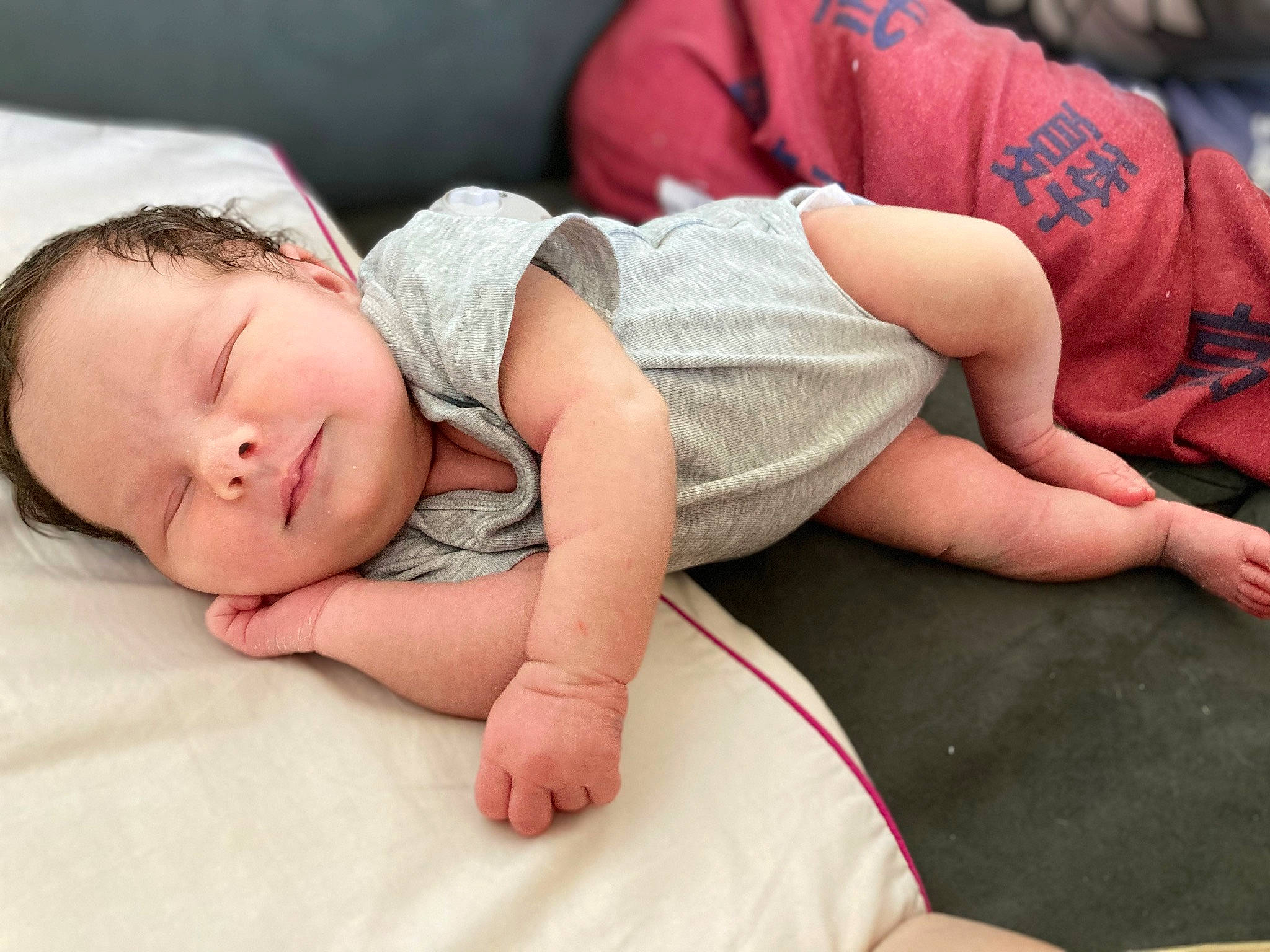 Lyla a rejoint le concours — aidez-le/la à gagner de superbes lots ! baby, baby_sleeping, baby_toddler_clothing, barefoot, bedtime, child, comfort, elbow, finger, foot, grass, hand, human_body, human_leg, linens, person, sitting, skin, textile, thigh