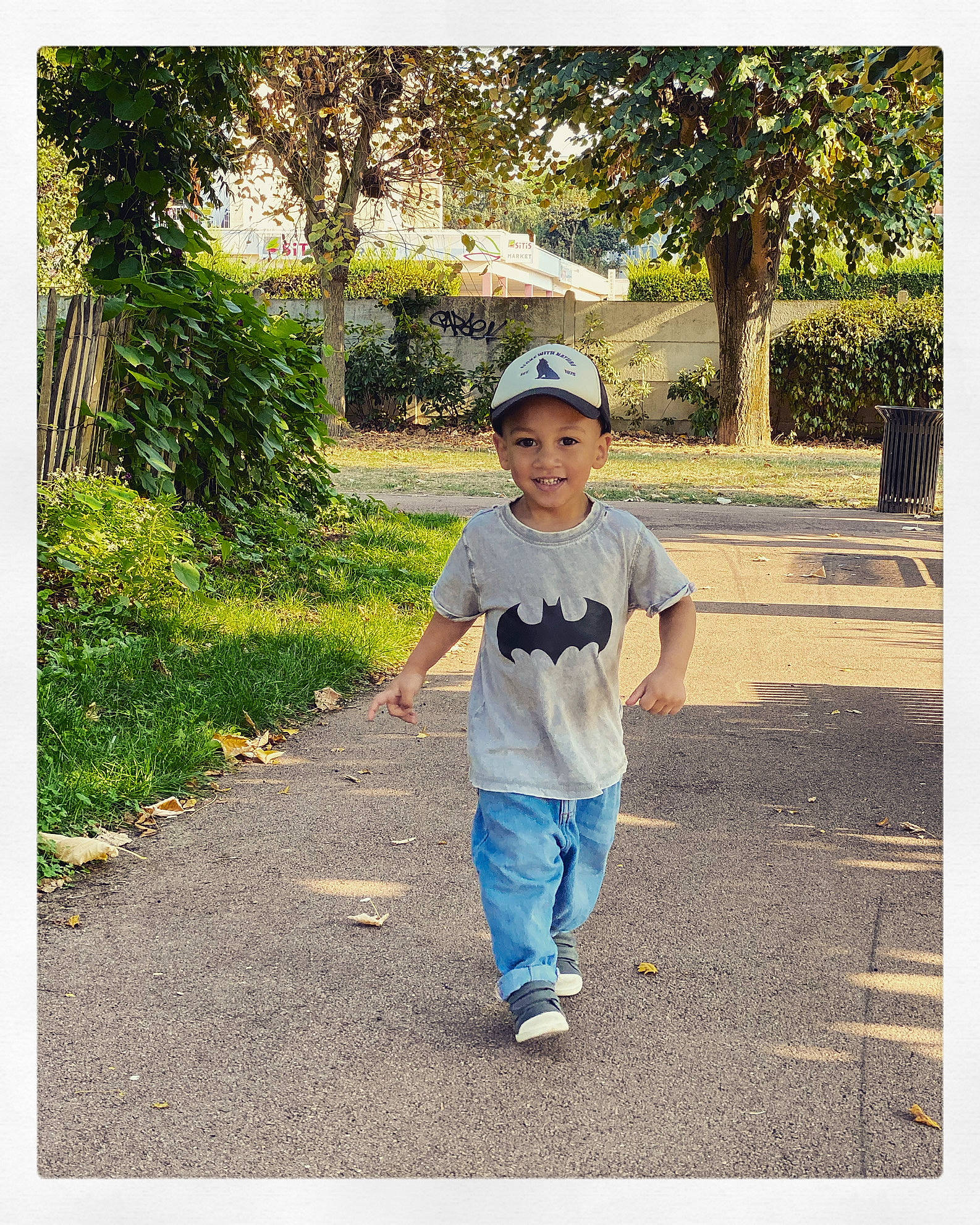 Selim a rejoint le concours — aidez-le/la à gagner de superbes lots ! baby_toddler_clothing, baseball_cap, cap, child, denim, garden, headwear, jeans, joy, person, shade, shadow, sleeve, sweatpant, t_shirt, toddler, walking_shoe