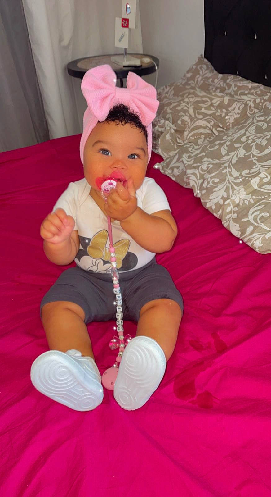 Kayllah a rejoint le concours — aidez-le/la à gagner de superbes lots ! arm, baby, baby_products, baby_toddler_clothing, child, comfort, event, finger, fun, hand, happy, head, human_body, lap, leg, magenta, person, pink, room, smile