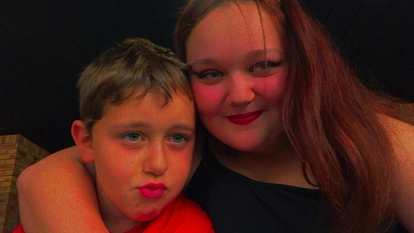 Lola participe au concours pour gagner de l'argent avec cette photo : beauty, cheek, chin, ear, eyebrow, eyelash, facial_expression, flash_photography, forehead, fun, gesture, happy, human, iris, jaw, joy, lip, mouth, nose, person