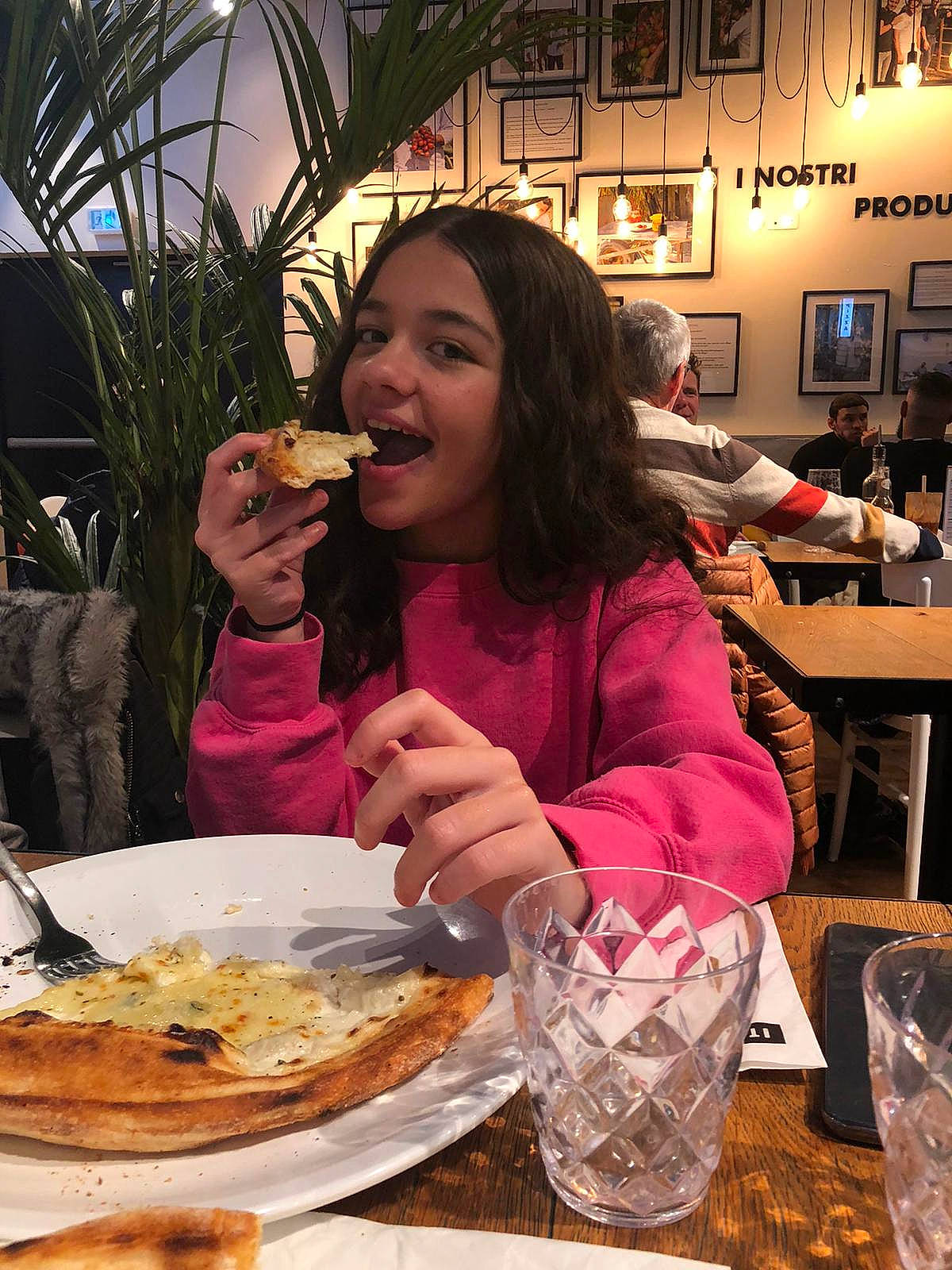 Inaya participe au concours pour gagner de l'argent avec cette photo : comfort_food, cuisine, dish, dishware, eating, event, food, food_craving, fork, houseplant, ingredient, junk_food, person, picture_frame, plant, plate, recipe, smile, table, tableware